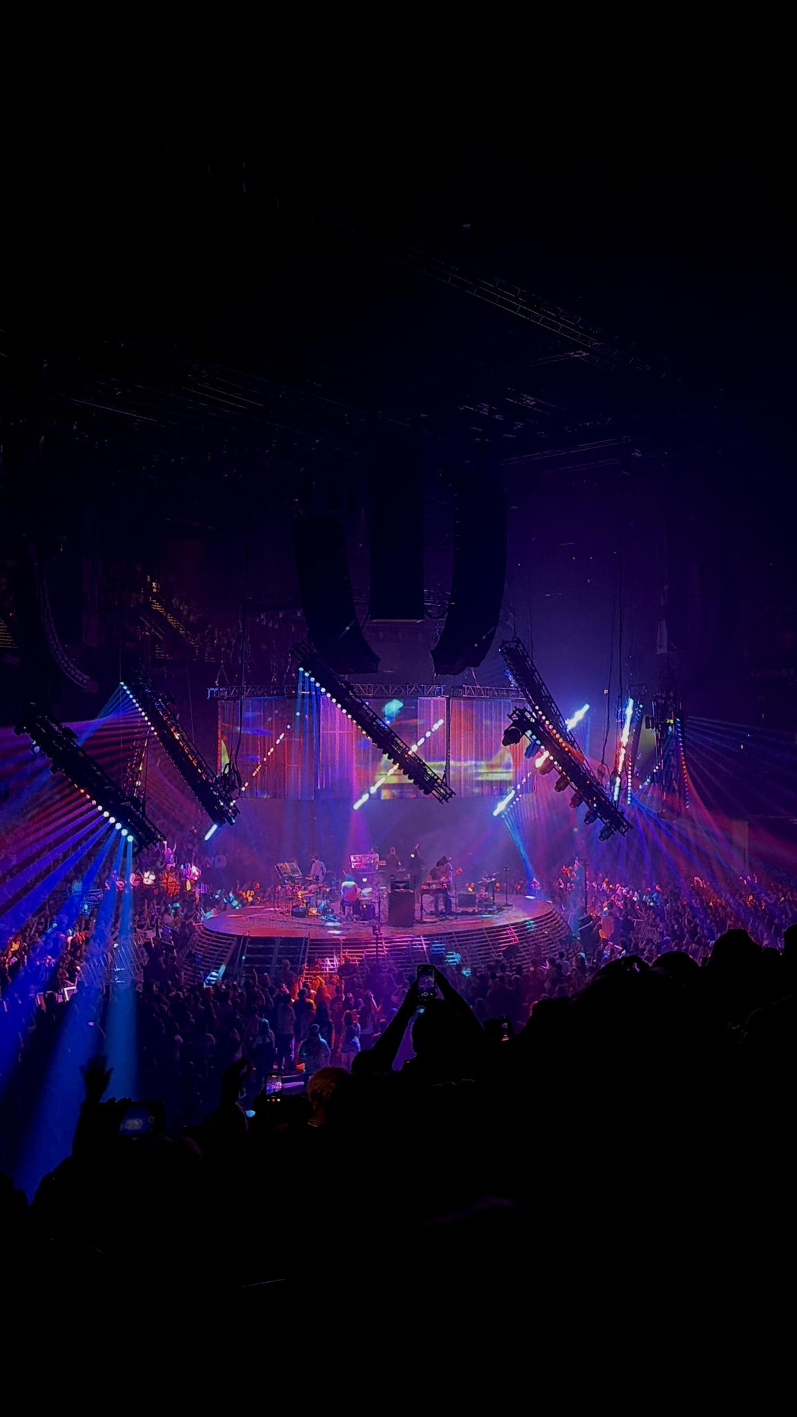 Vue réelle des fans prise de la Section 124 au site CFG Bank Arena par Valentina P