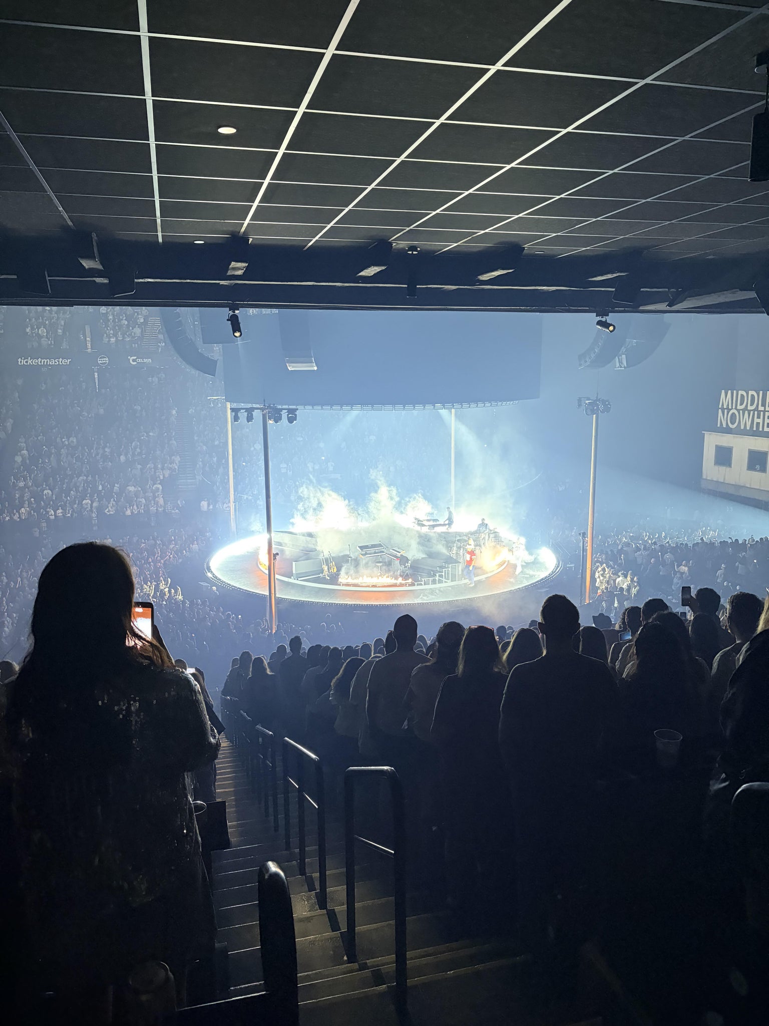 Vue réelle des fans prise de la Theater Box 104 A au site CFG Bank Arena par Grace W