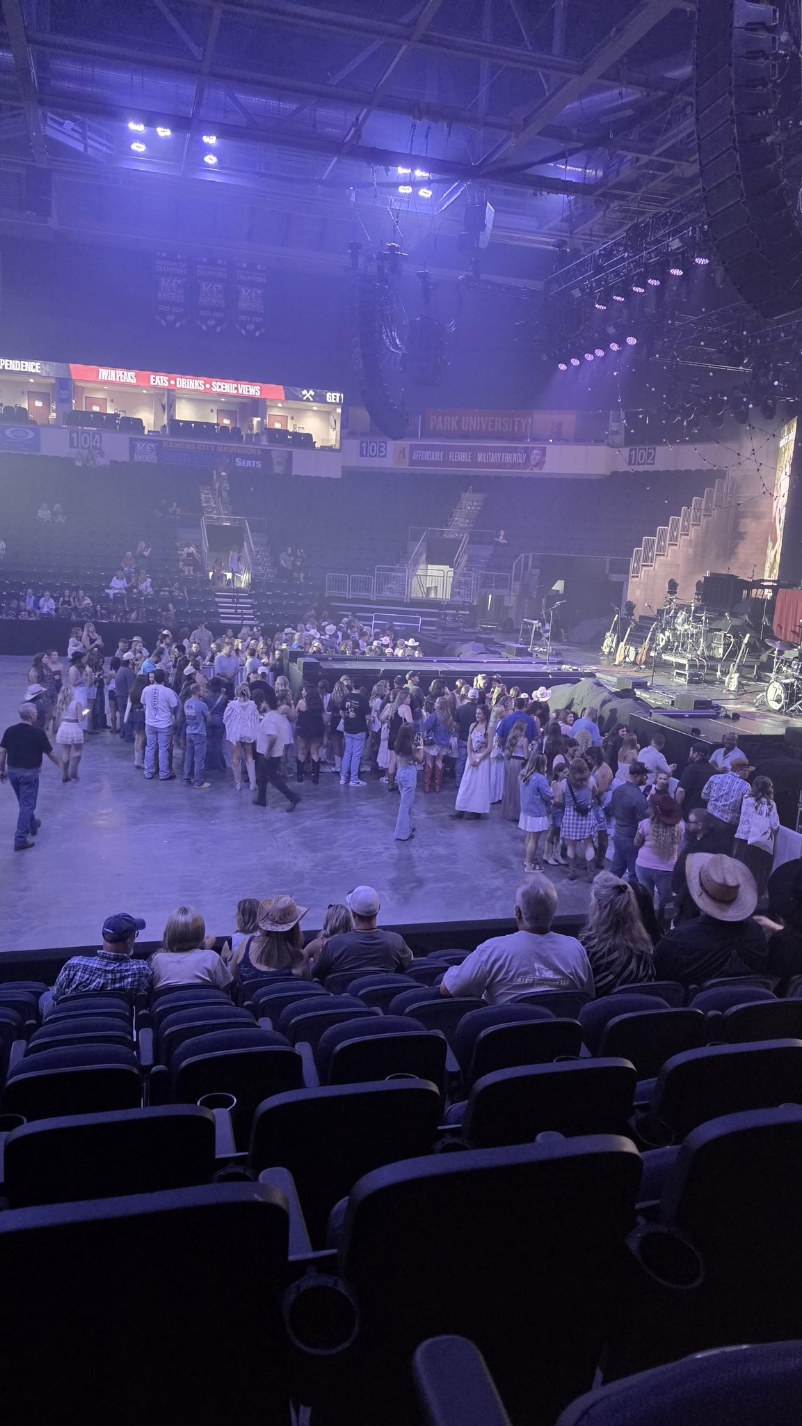 Vue réelle des fans prise de la Section 117 au site Cable Dahmer Arena par Edward D