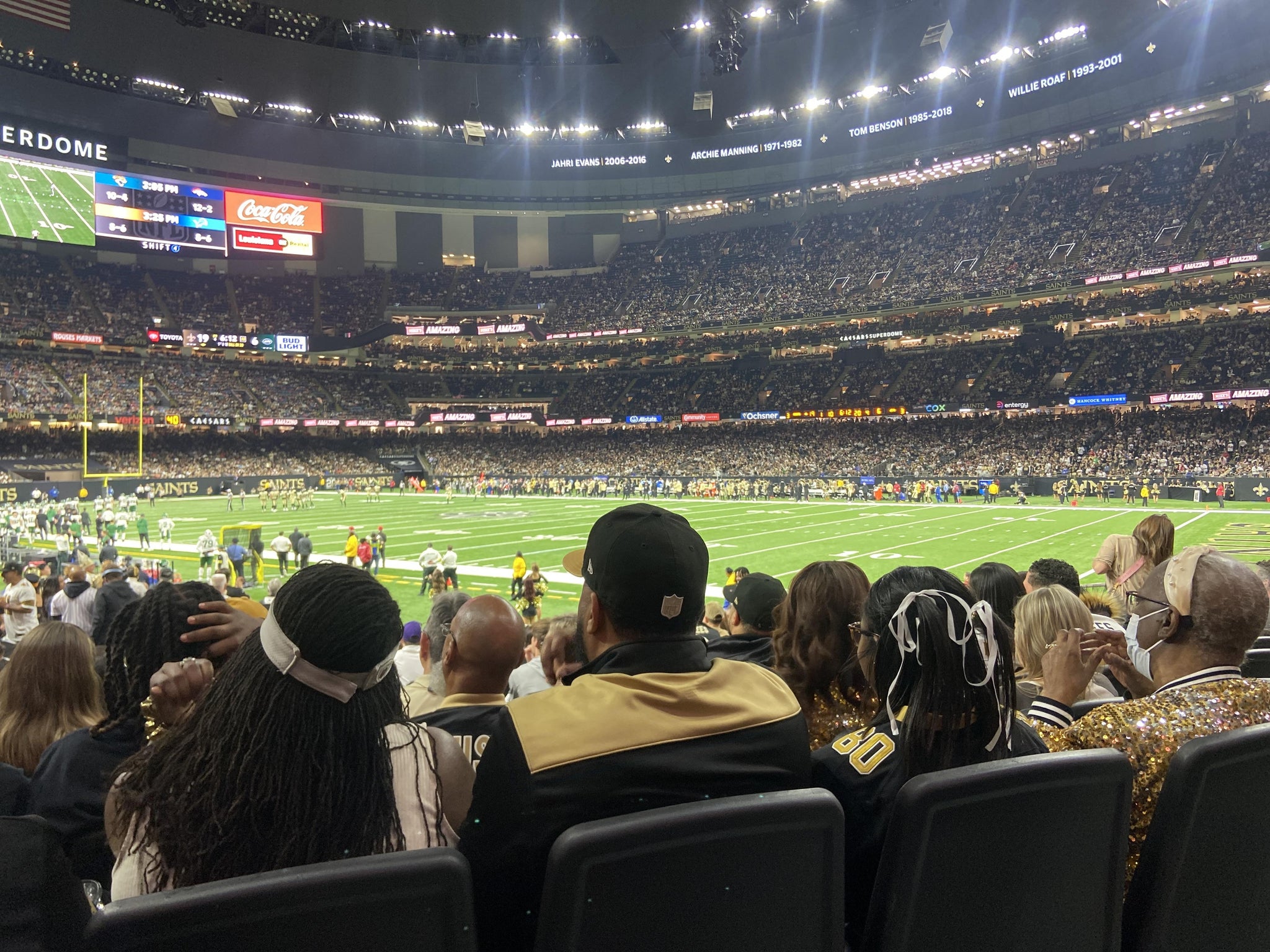 Vue réelle des fans prise de la Section 107 au site Caesars Superdome par Anita M
