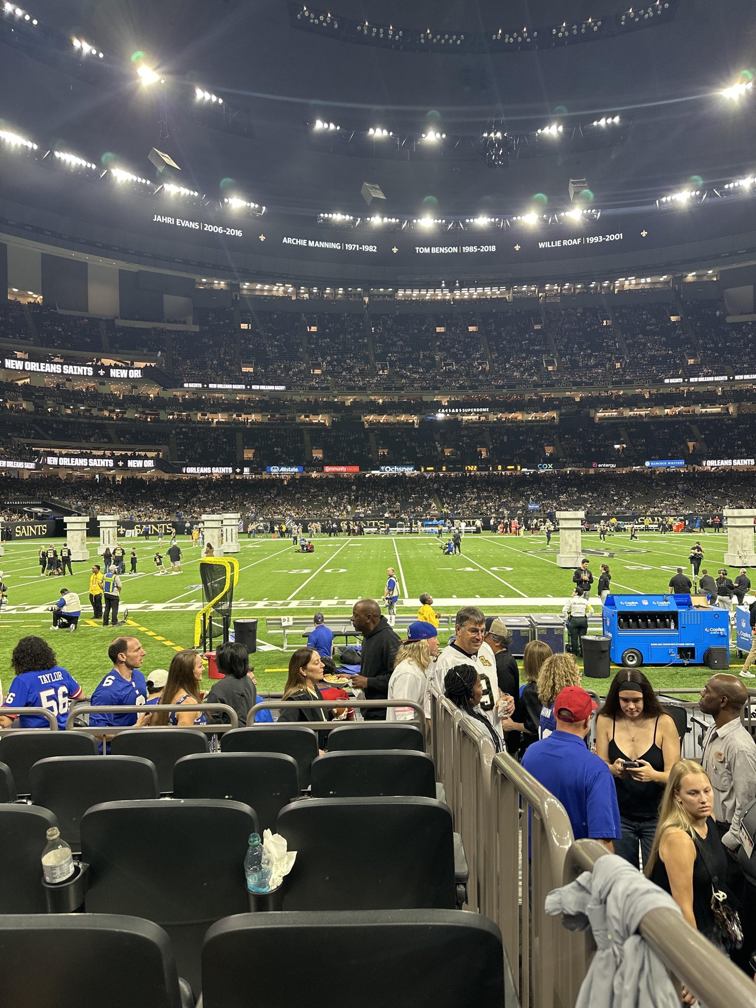 Vue réelle des fans prise de la Section 115 au site Caesars Superdome par Anonymous User