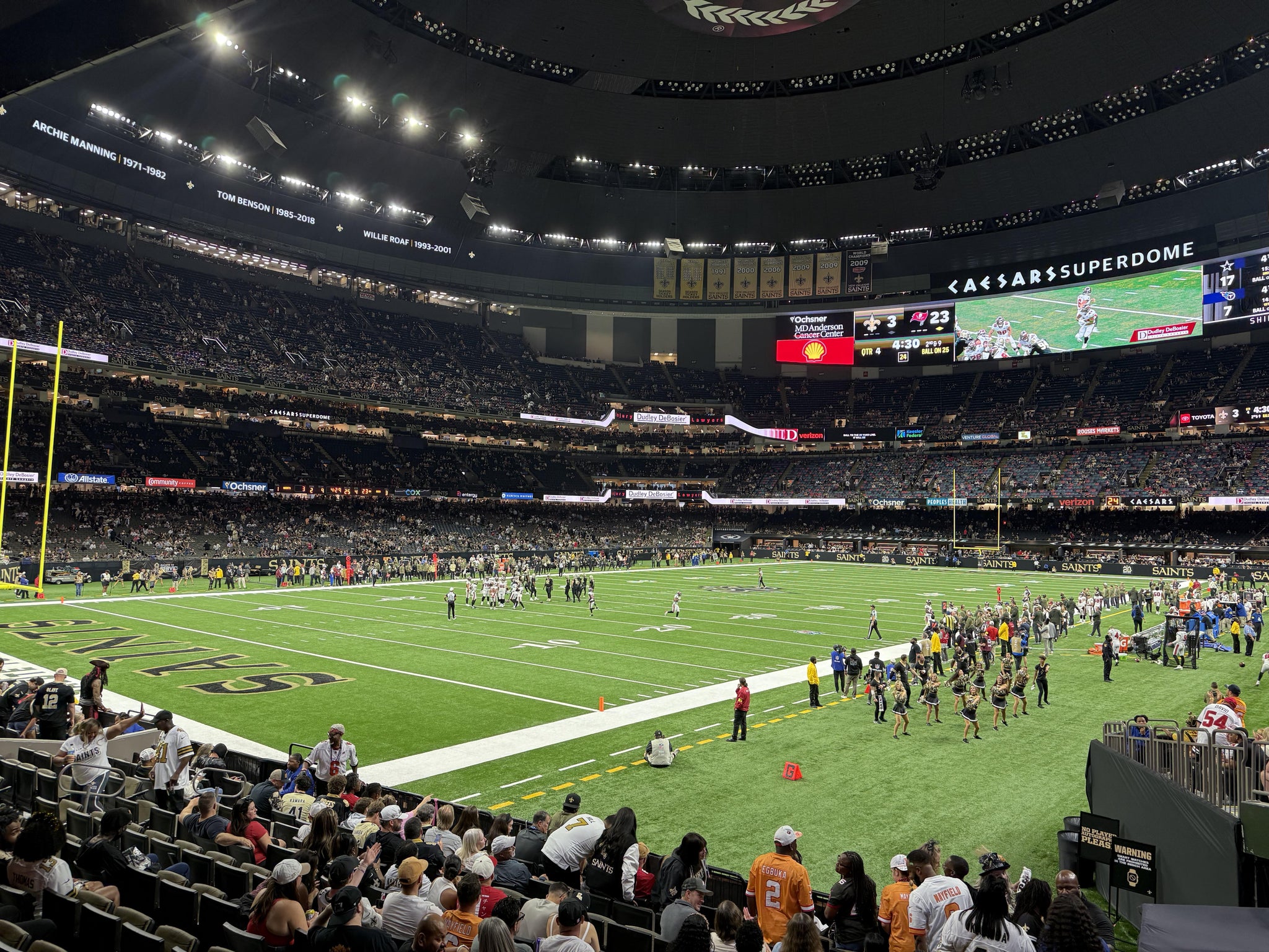 Vue réelle des fans prise de la Section 122 au site Caesars Superdome par Ryan R