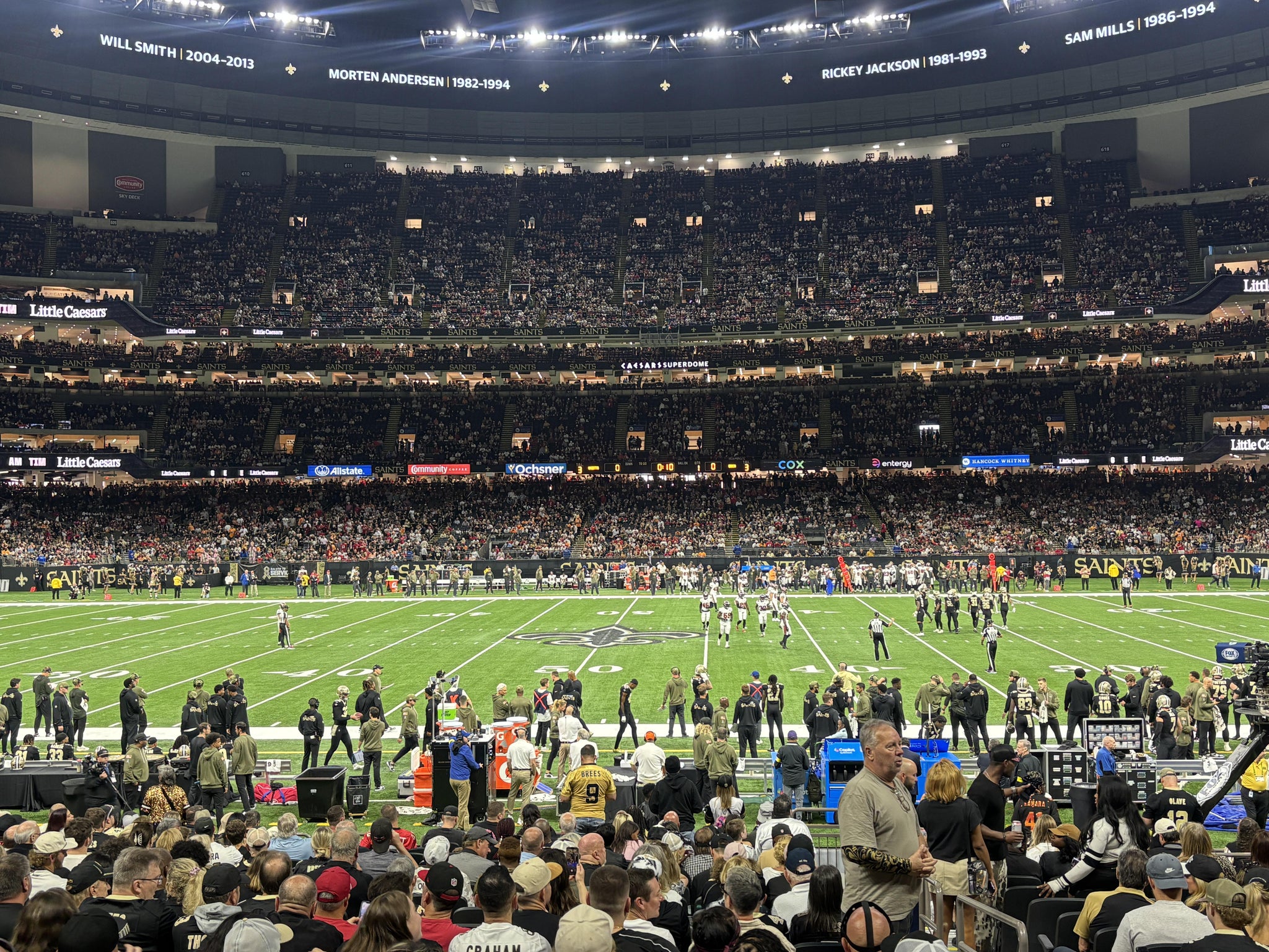 Vue réelle des fans prise de la Section 142 au site Caesars Superdome par Amy T