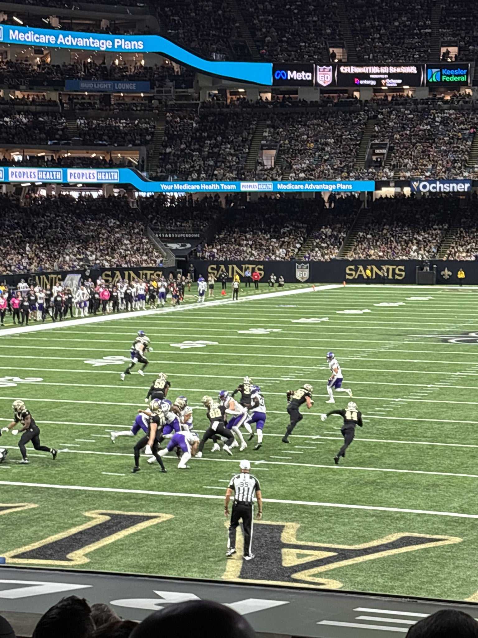 Vue réelle des fans prise de la Section 155 au site Caesars Superdome par Michael W