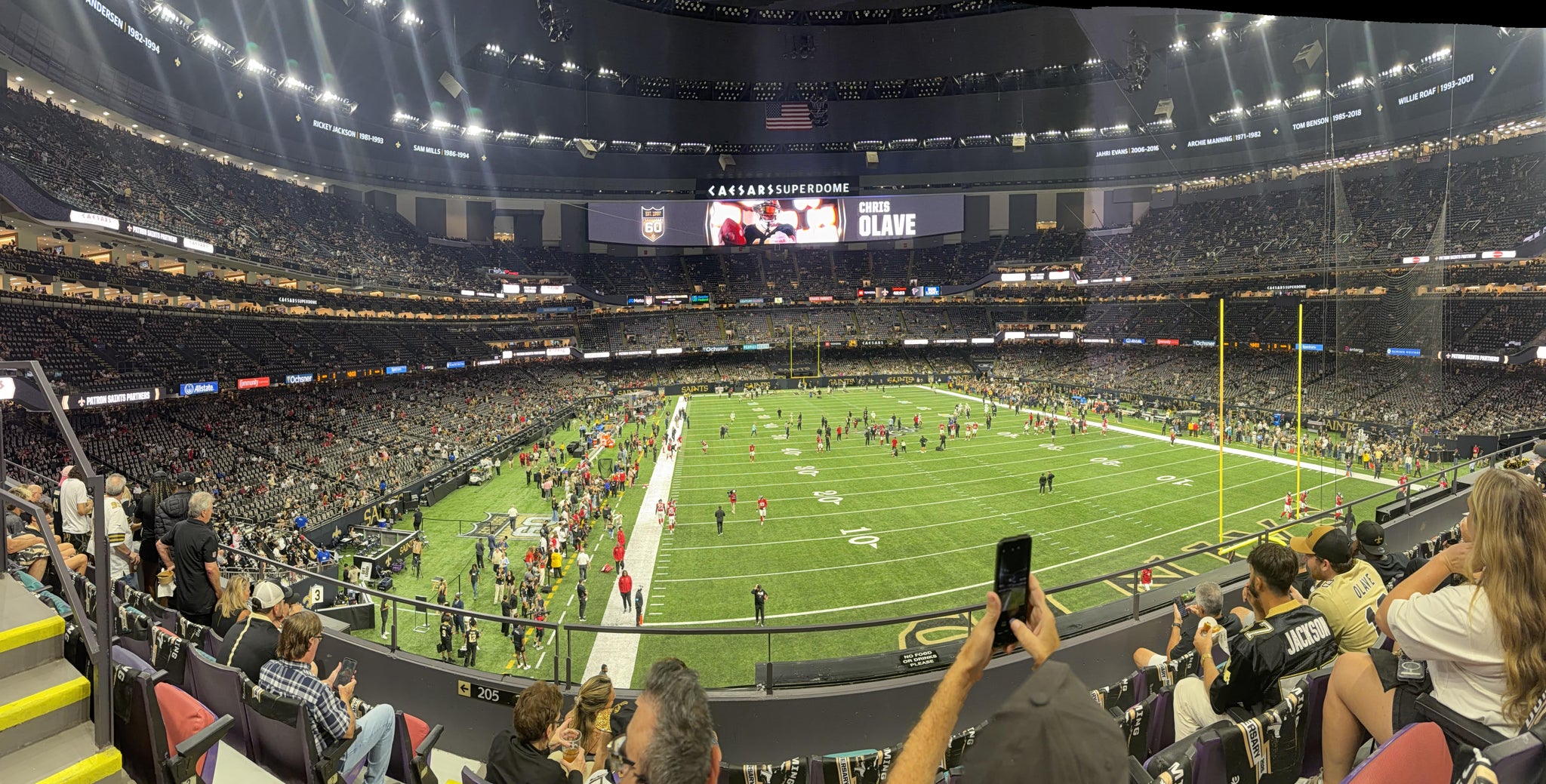 Vue réelle des fans prise de la Section 302 au site Caesars Superdome par Charles J