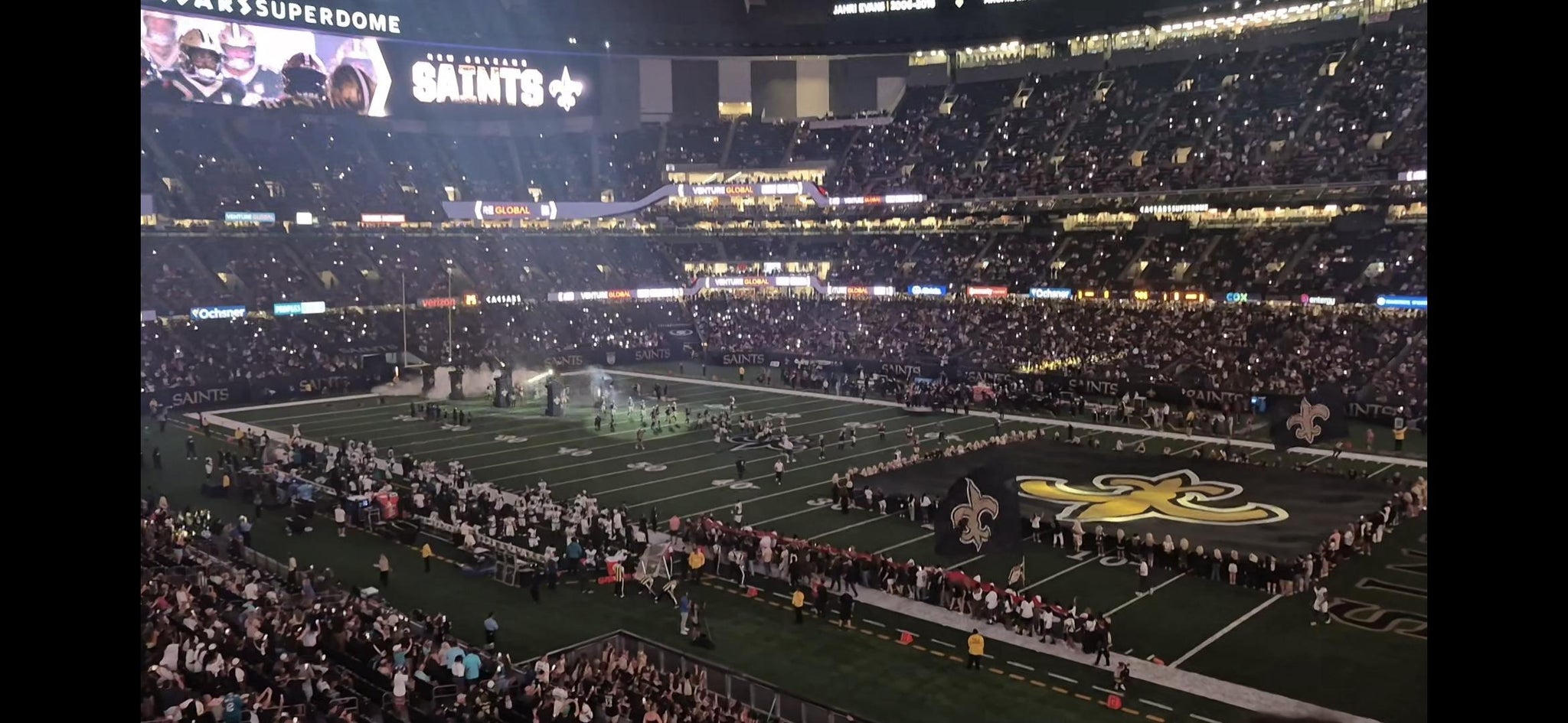Vue réelle des fans prise de la Section 306 au site Caesars Superdome par Erica W
