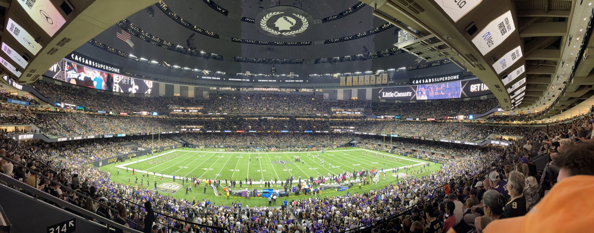 Vue réelle des fans prise de la Section 313 au site Caesars Superdome par Jeffrey C