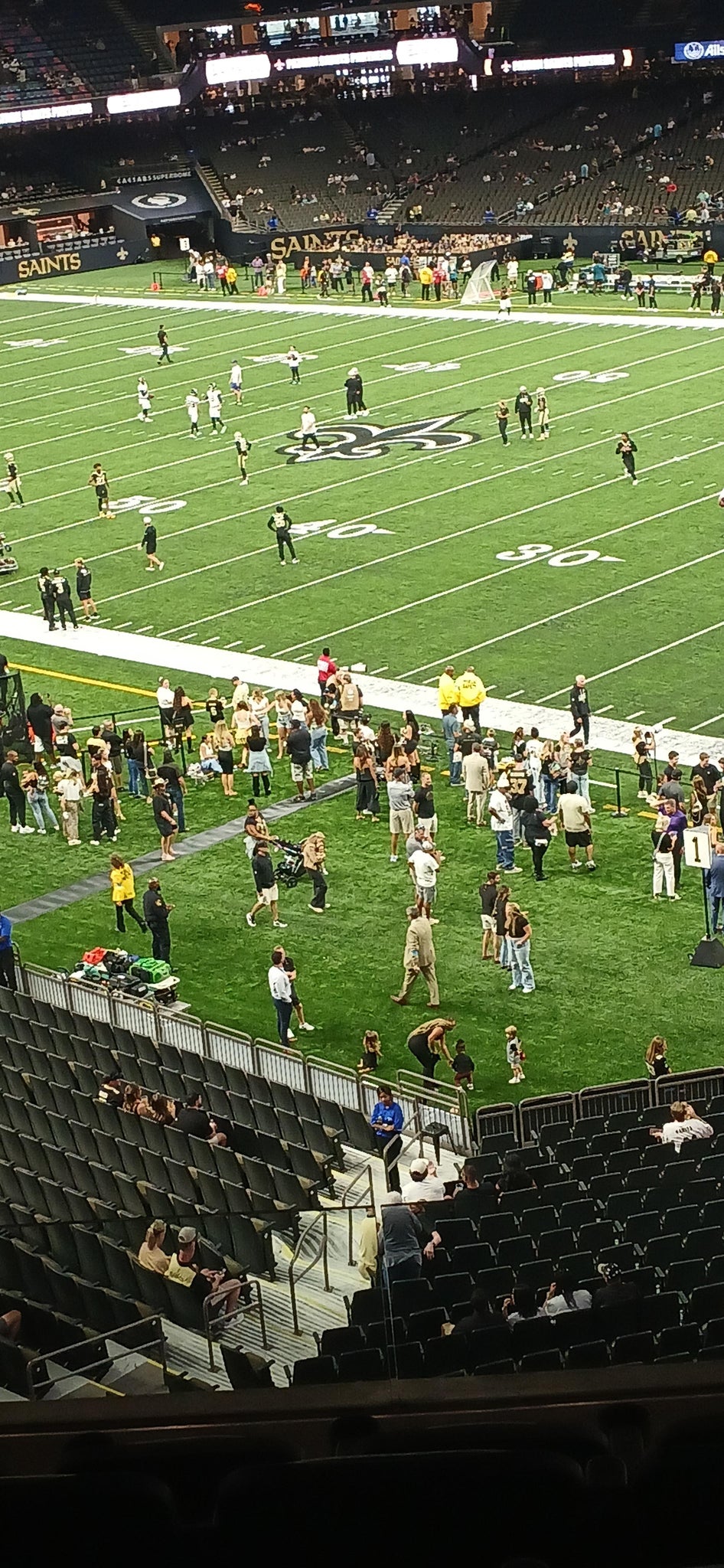 Vue réelle des fans prise de la Section 330 au site Caesars Superdome par Robert A