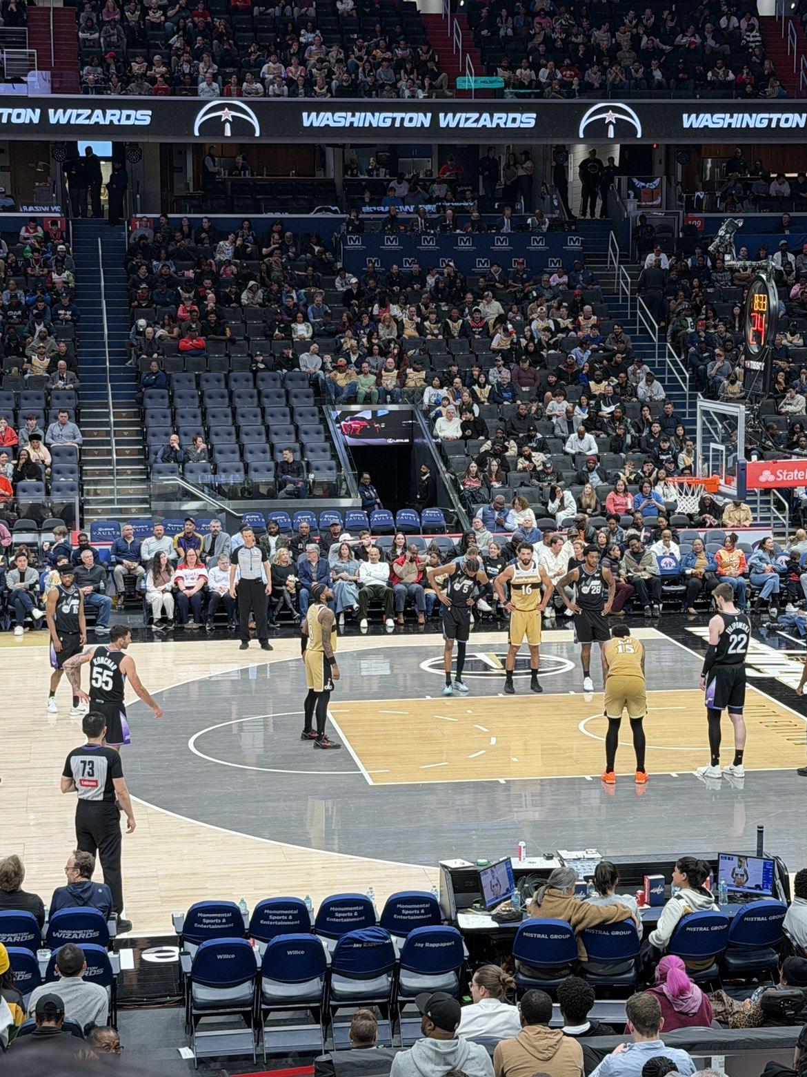 Vue réelle des fans prise de la Section 100 au site Capital One Arena par Anthony H