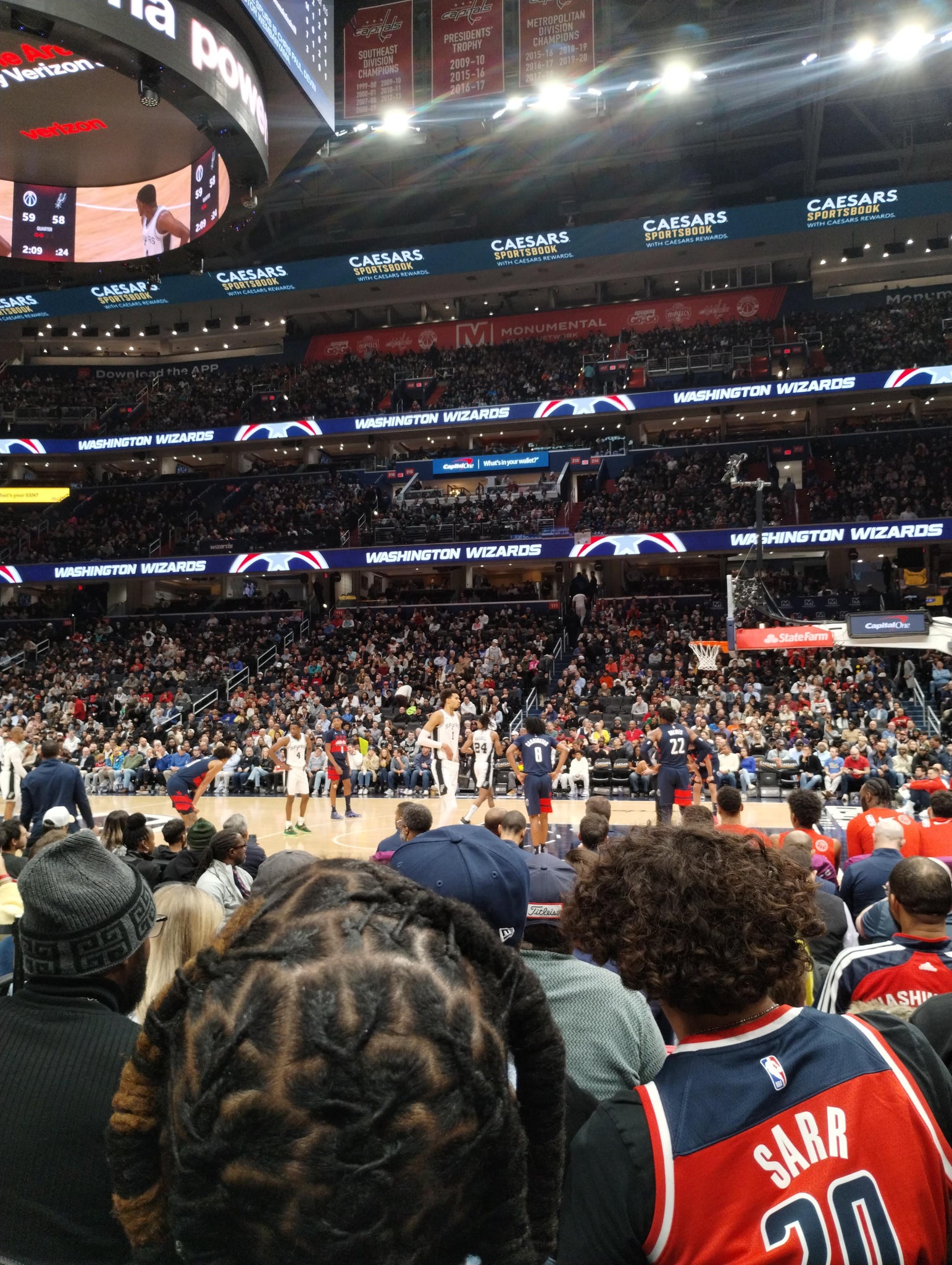 Vue réelle des fans prise de la Section 101 au site Capital One Arena par Anthony H