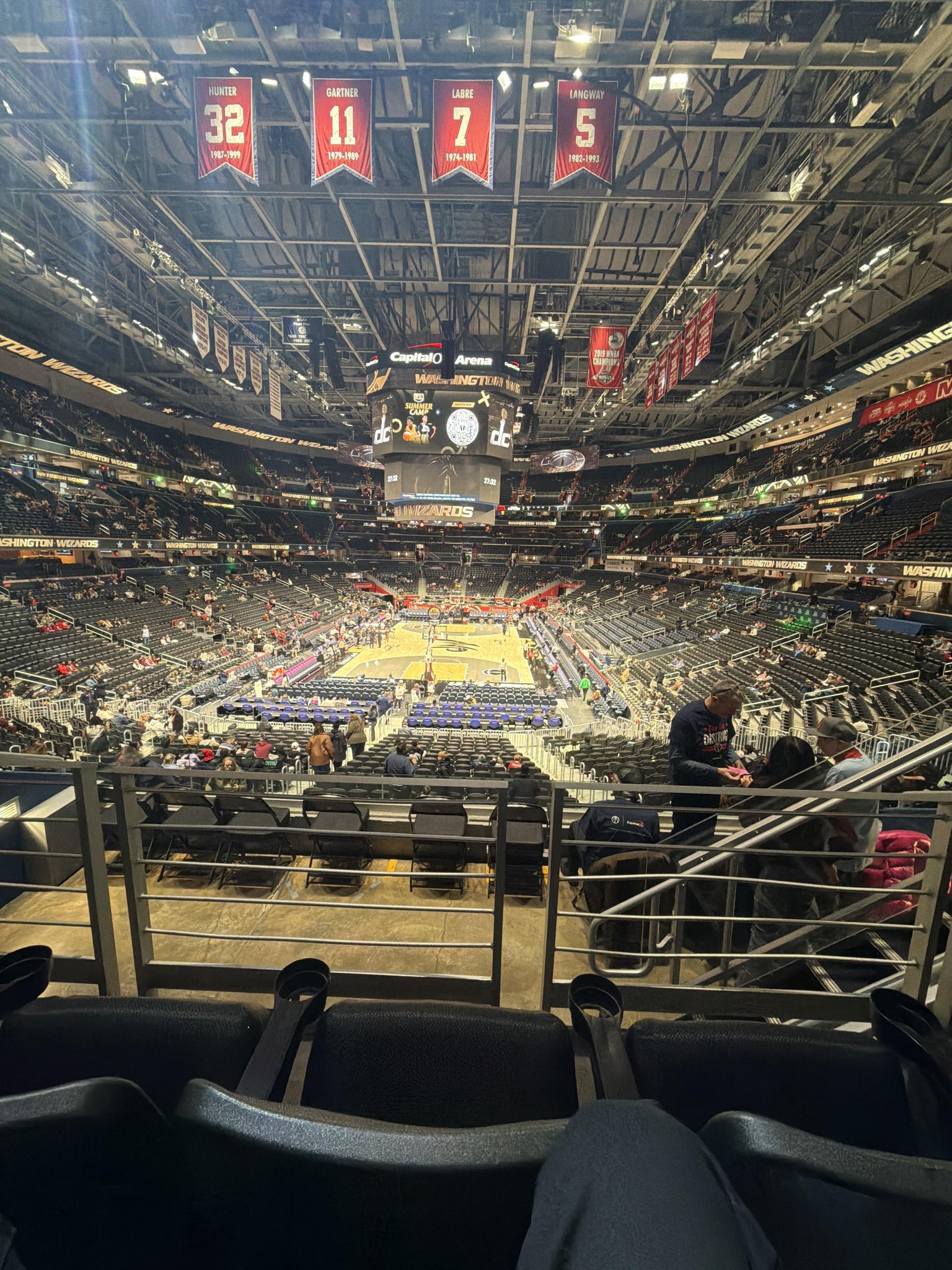 Vue réelle des fans prise de la Section 106 au site Capital One Arena par Marcos fernando C