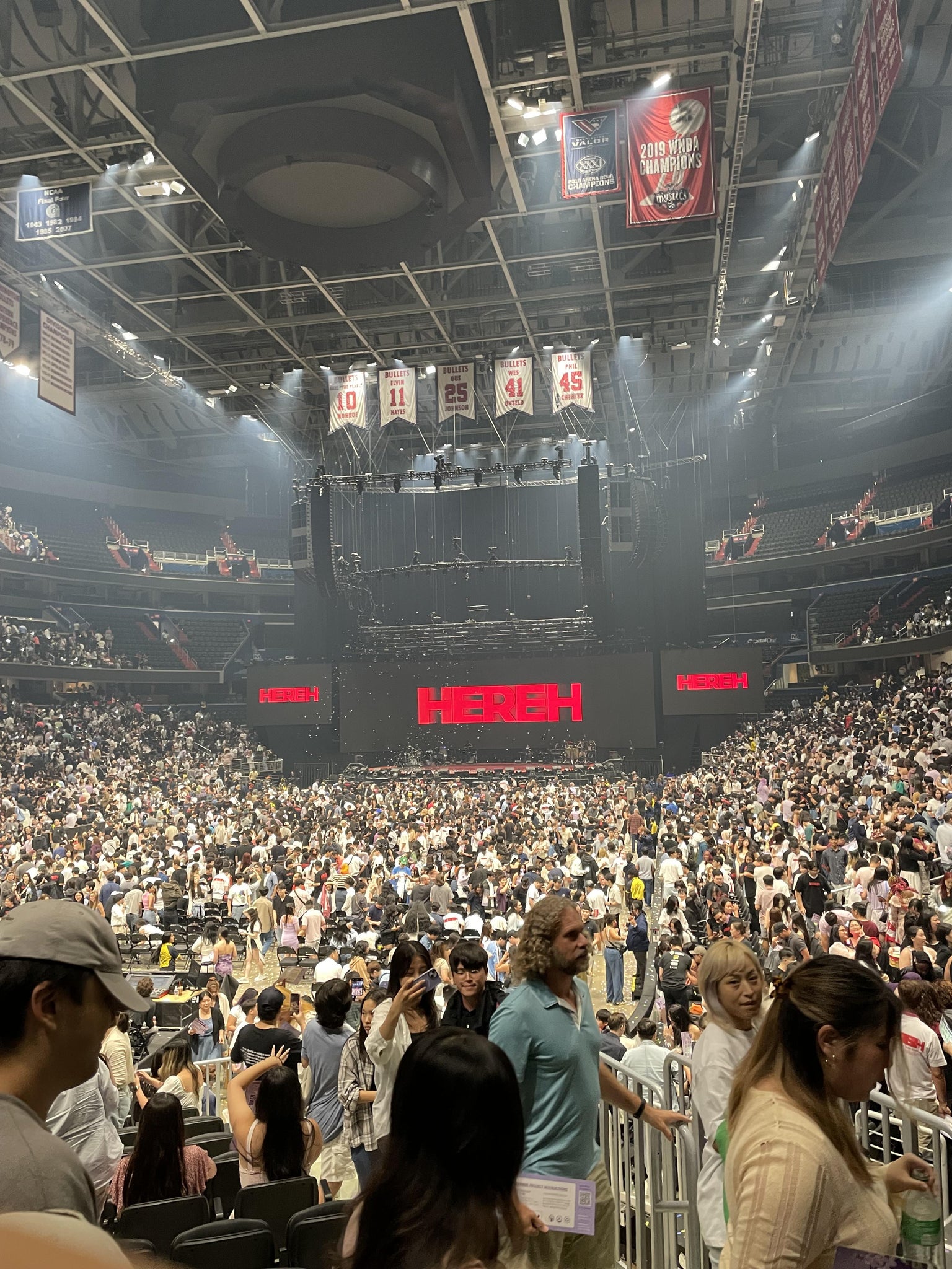 Vue réelle des fans prise de la Section 107 au site Capital One Arena par Janina marie B