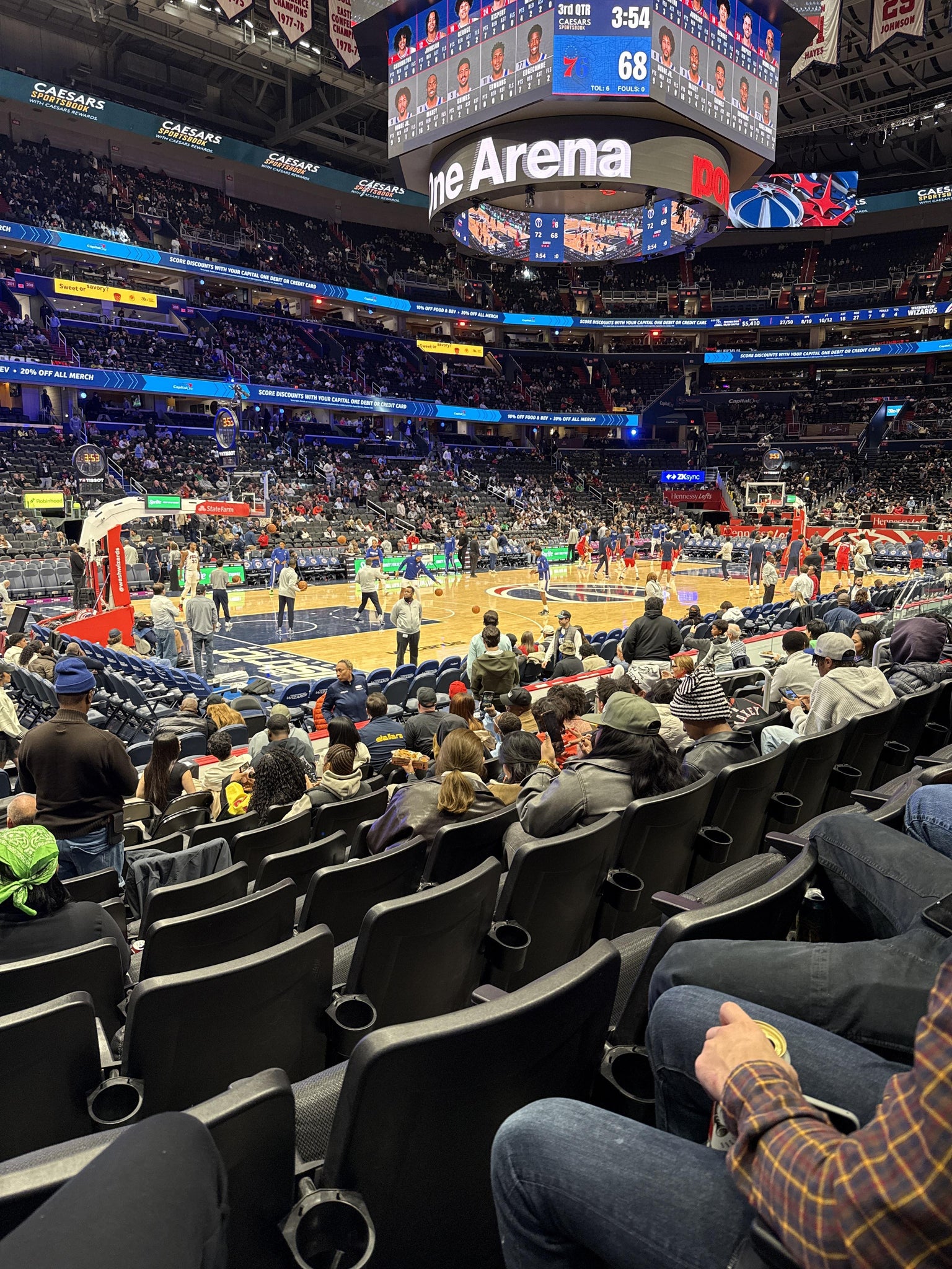 Vue réelle des fans prise de la Section 109 au site Capital One Arena par Justin R