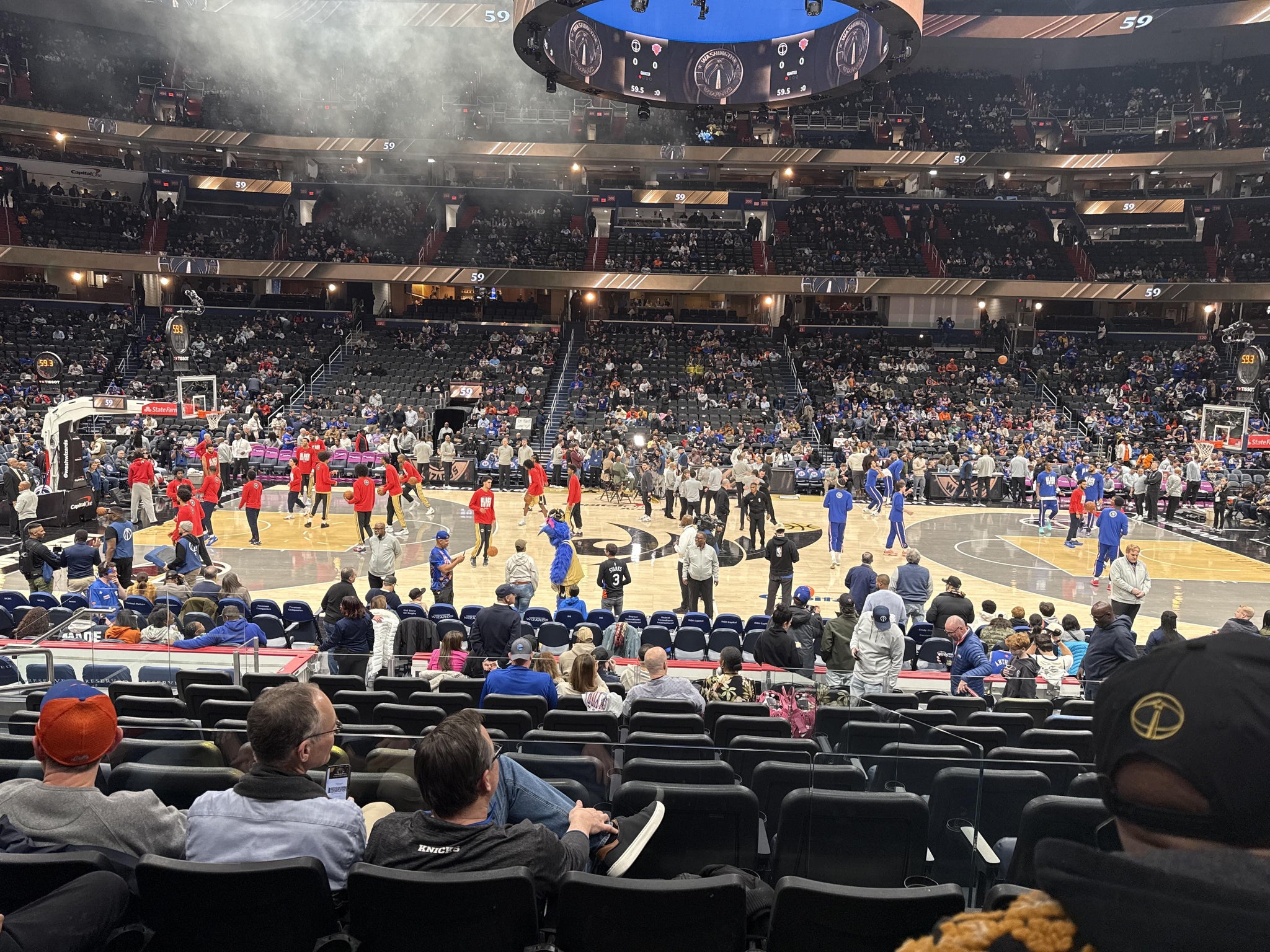 Vue réelle des fans prise de la Section 111 au site Capital One Arena par Rashod A