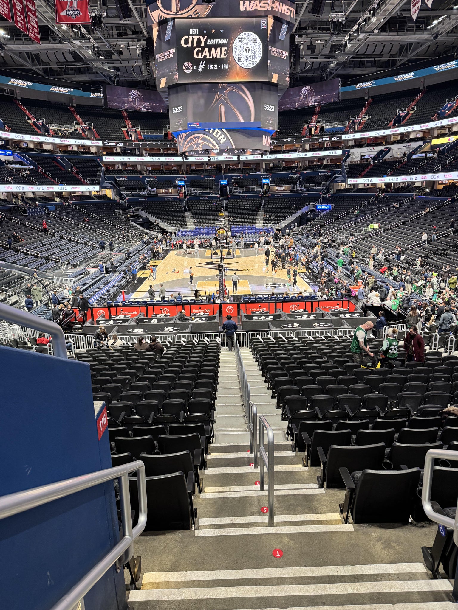 Vue réelle des fans prise de la Section 117 au site Capital One Arena par Bryan G
