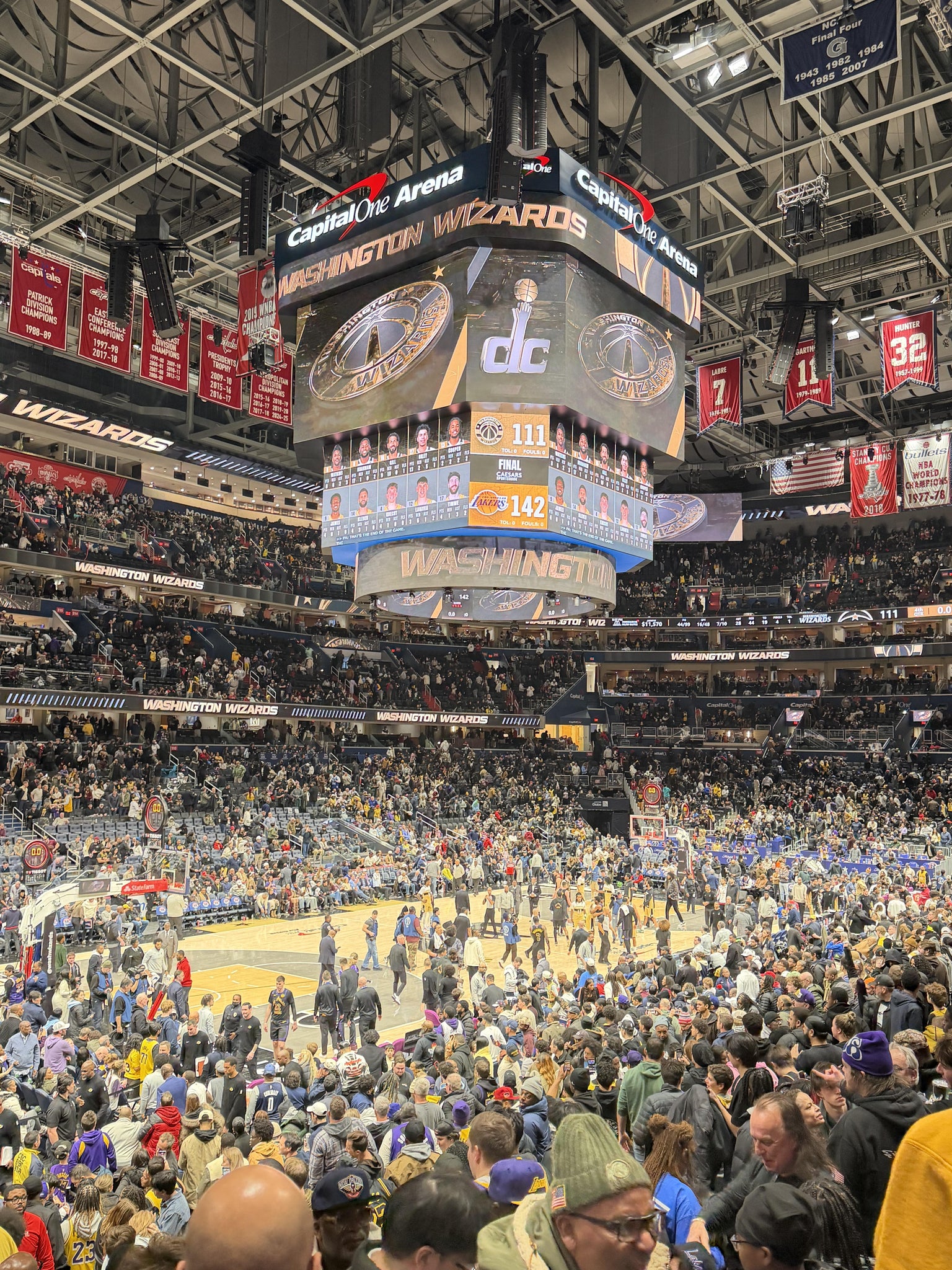 Vue réelle des fans prise de la Section 119 au site Capital One Arena par Stephen W