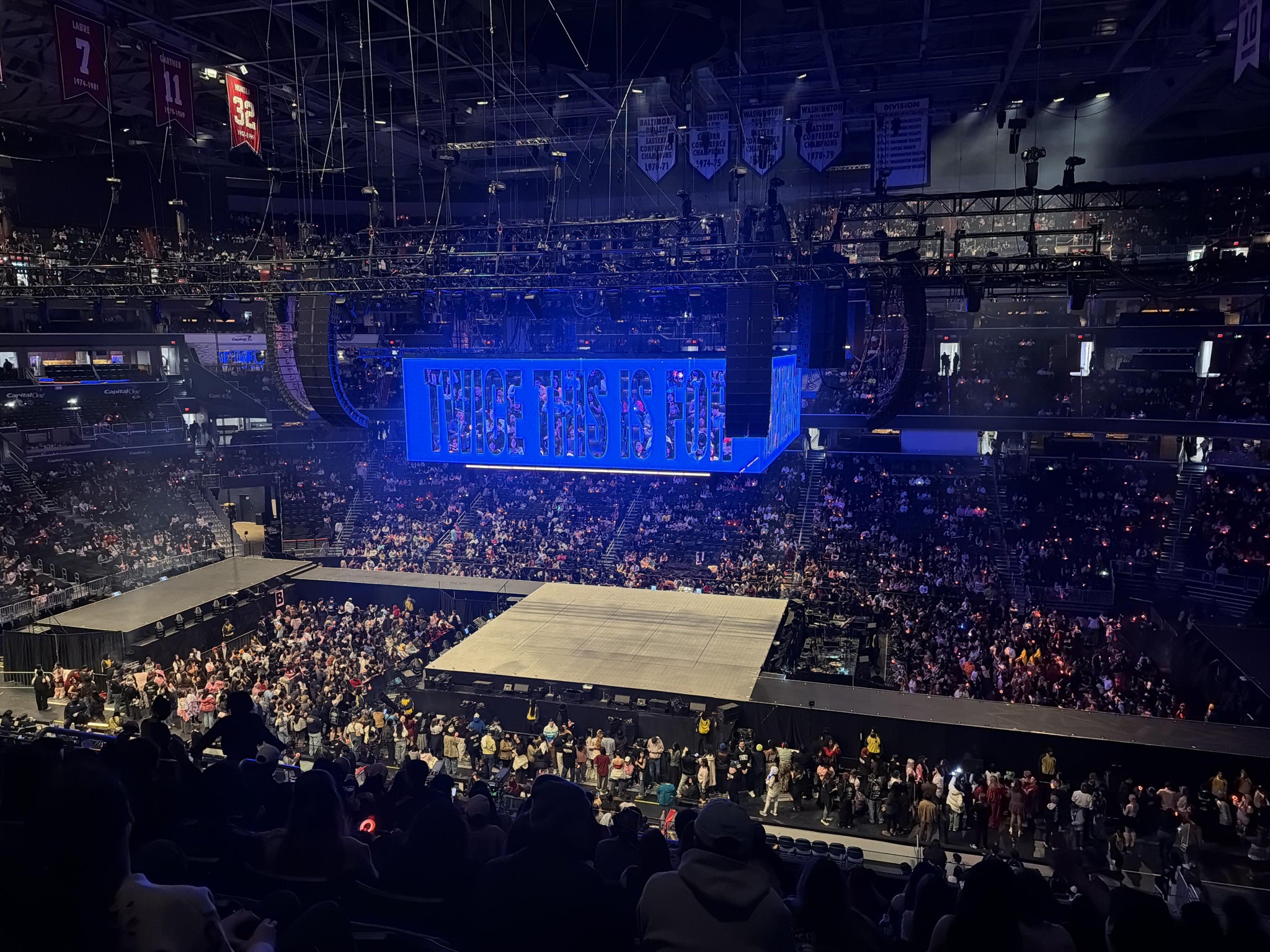 Vue réelle des fans prise de la Section 216 au site Capital One Arena par Steven H