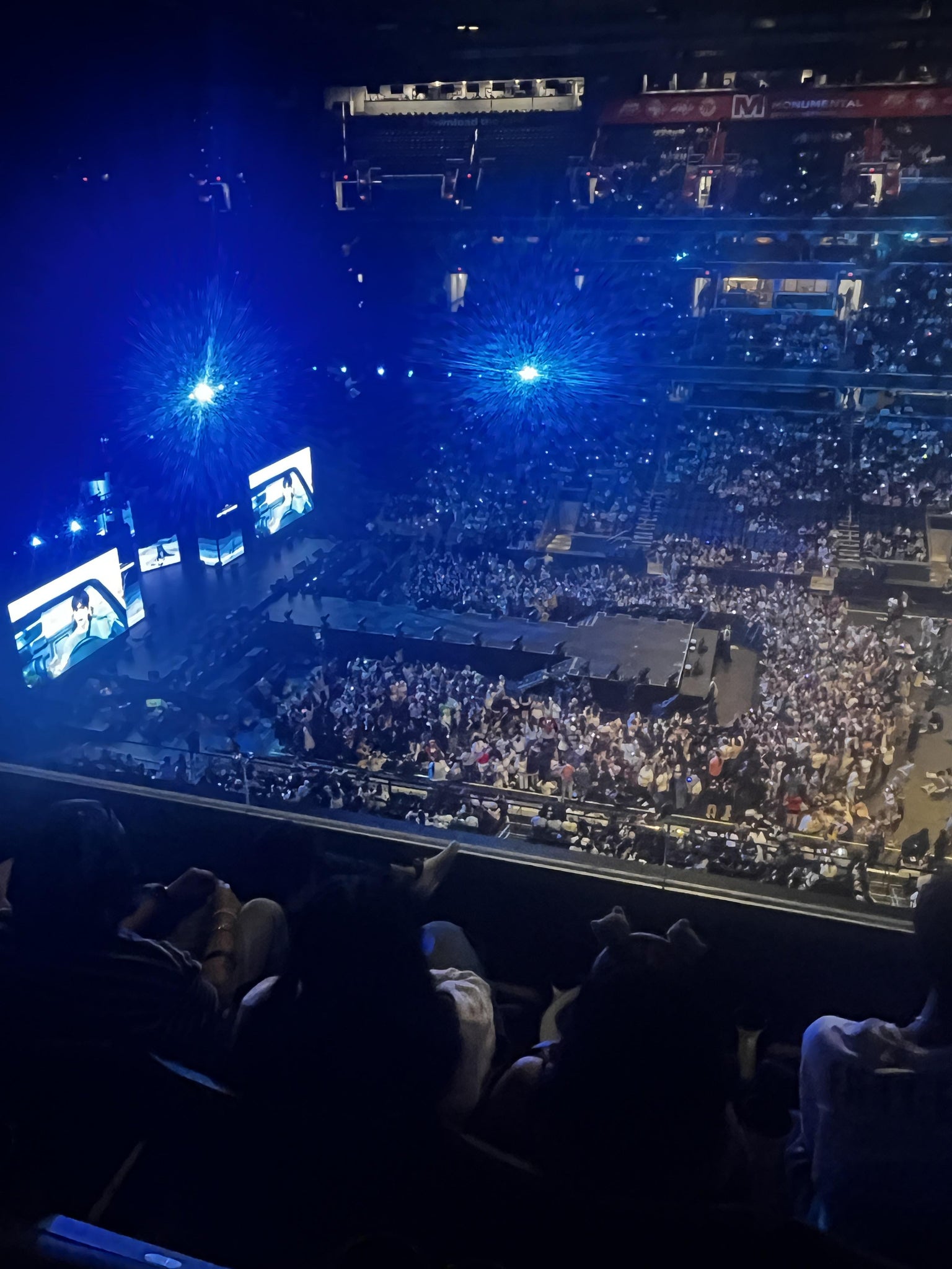 Vue réelle des fans prise de la Section 400 au site Capital One Arena par Danielle J