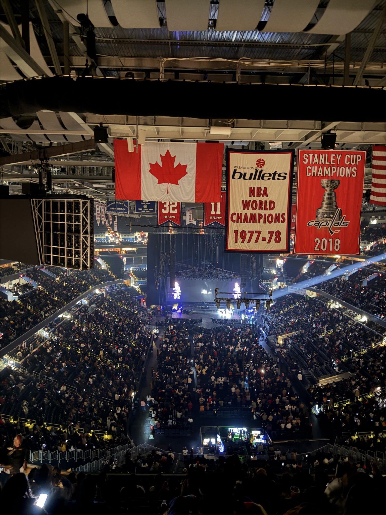 Vue réelle des fans prise de la Section 408 au site Capital One Arena par Folake A
