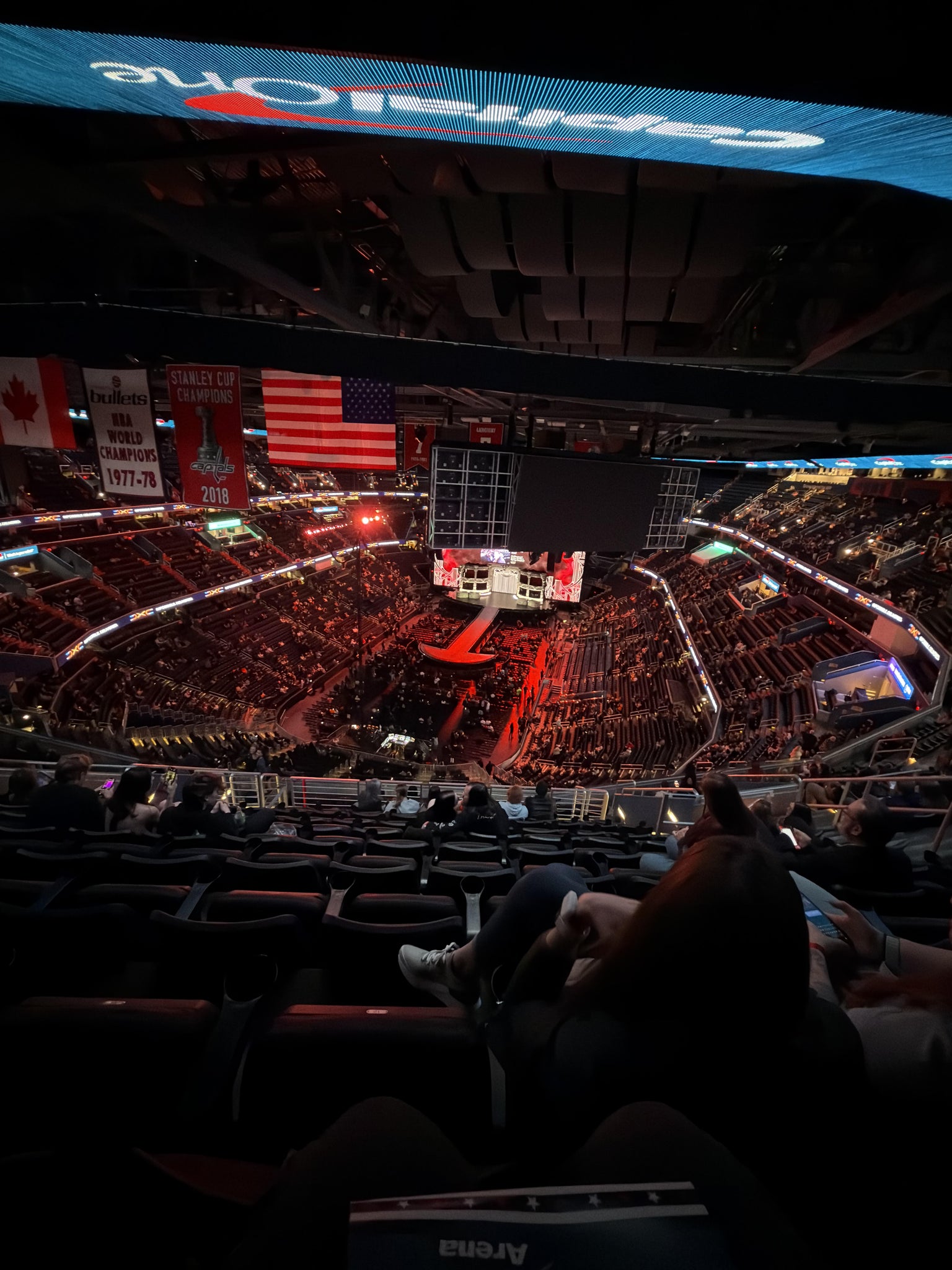 Vue réelle des fans prise de la Section 410 au site Capital One Arena par Arath R