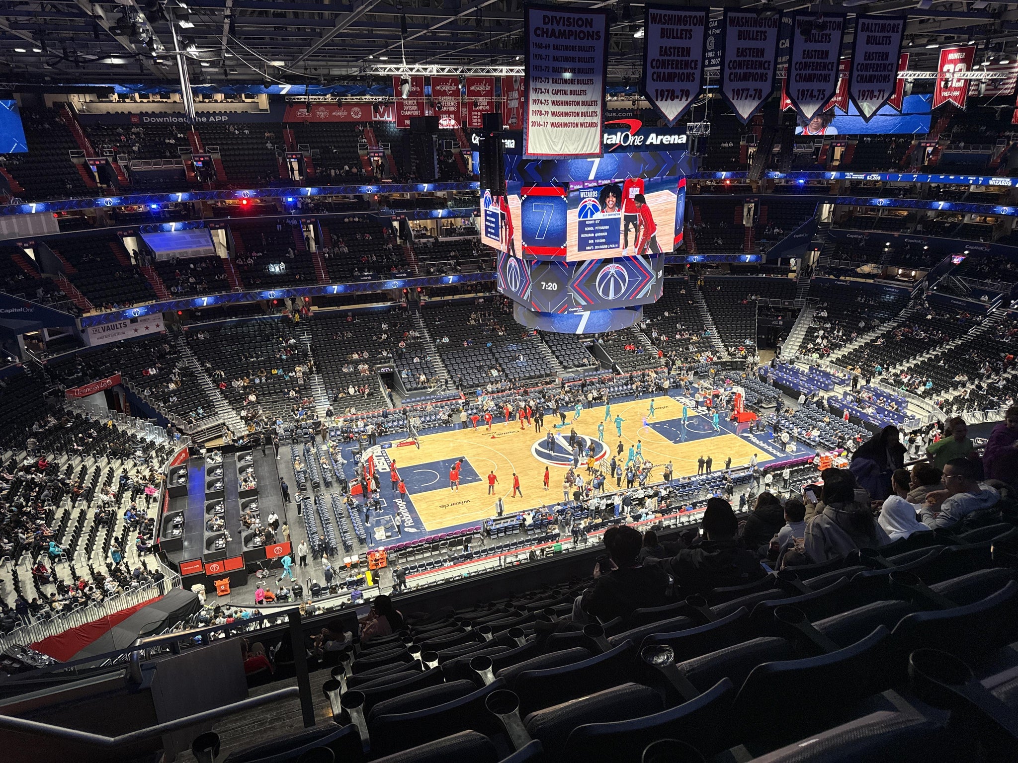 Vue réelle des fans prise de la Section 432 au site Capital One Arena par James E
