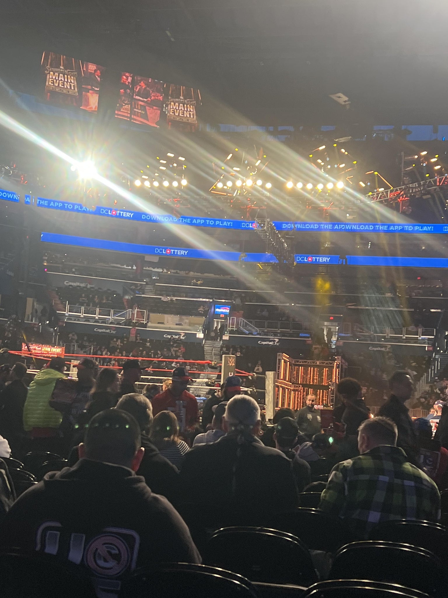 Vue réelle des fans prise de la Floor 11 au site Capital One Arena par Larry J