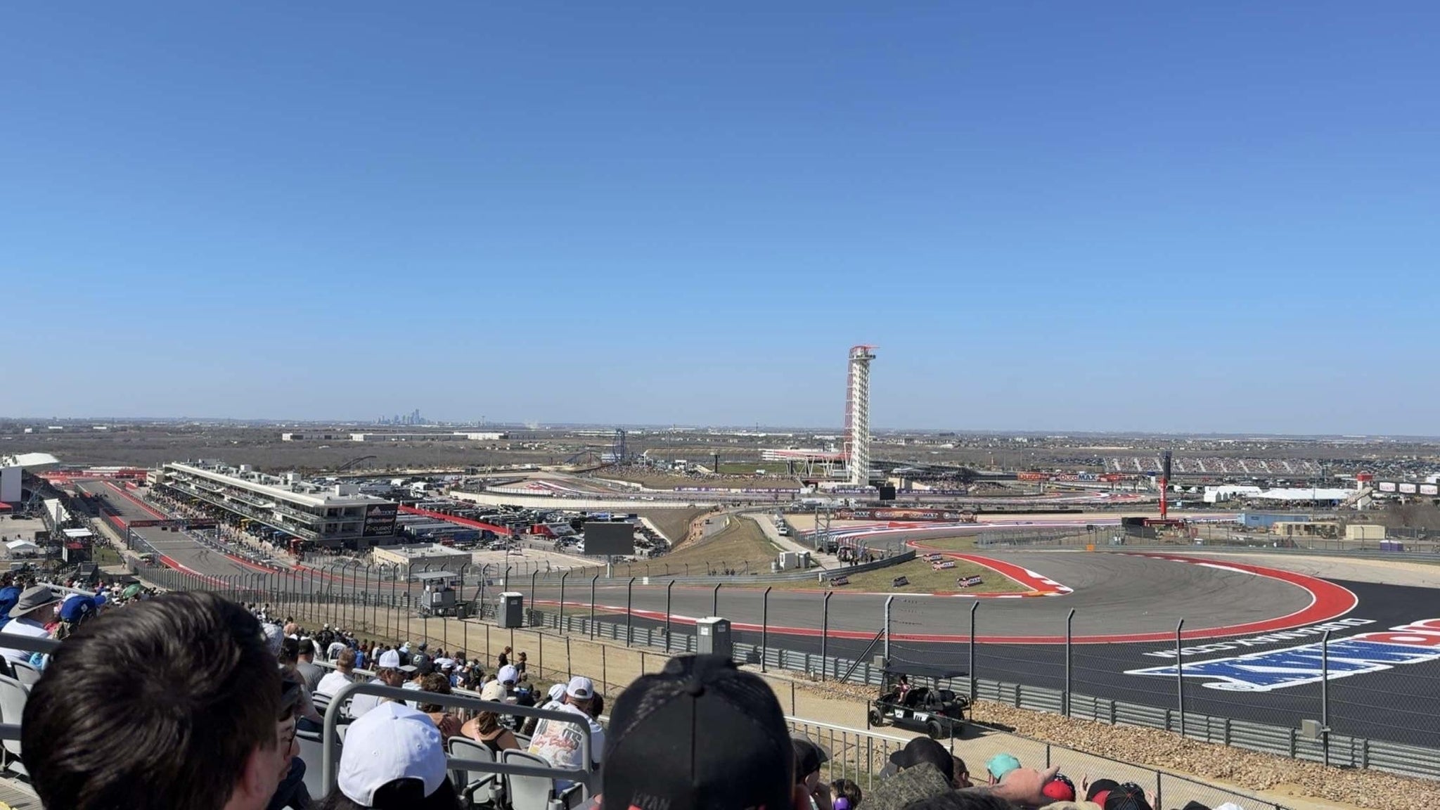 Vue réelle des fans prise de la Turn 1 Grandstand 6 au site Circuit of The Americas par Junior S