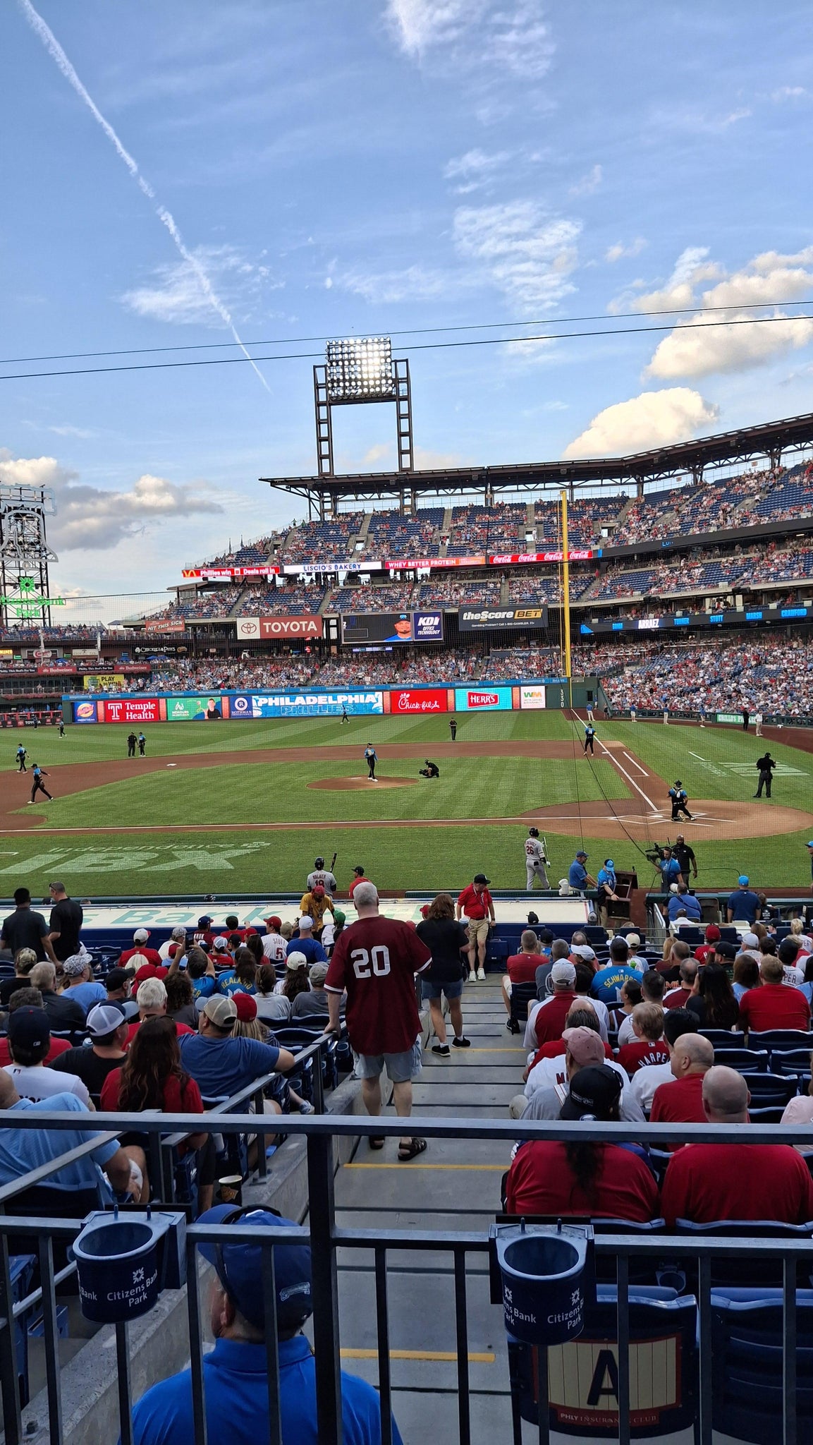 Vue réelle des fans prise de la Section 128 au site Citizens Bank Park par John C