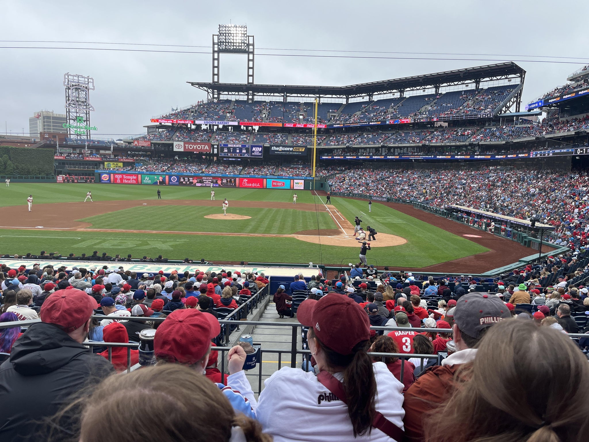 Vue réelle des fans prise de la Section 128 au site Citizens Bank Park par Bryan O