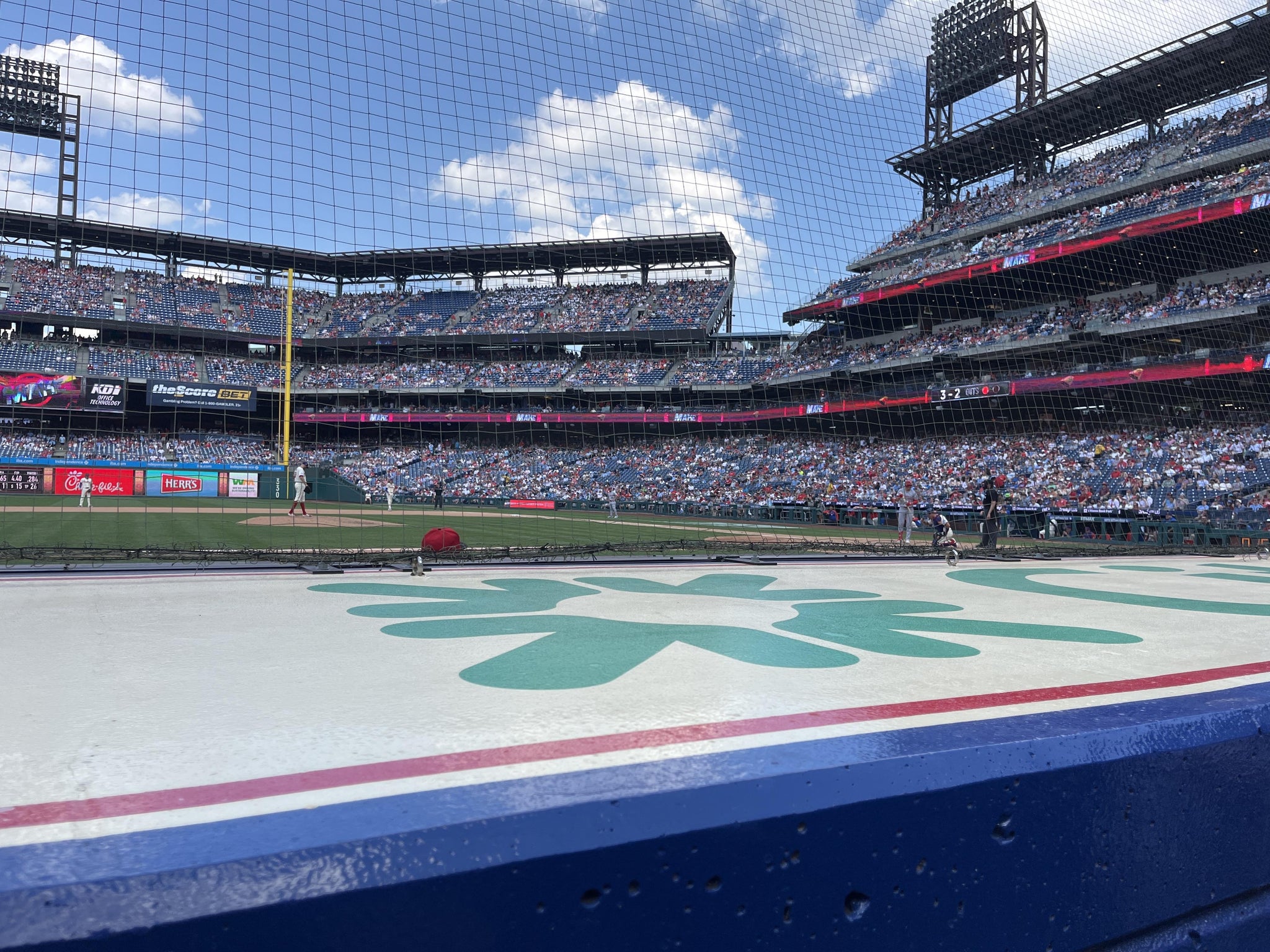Vue réelle des fans prise de la Section 130 au site Citizens Bank Park par Susan G