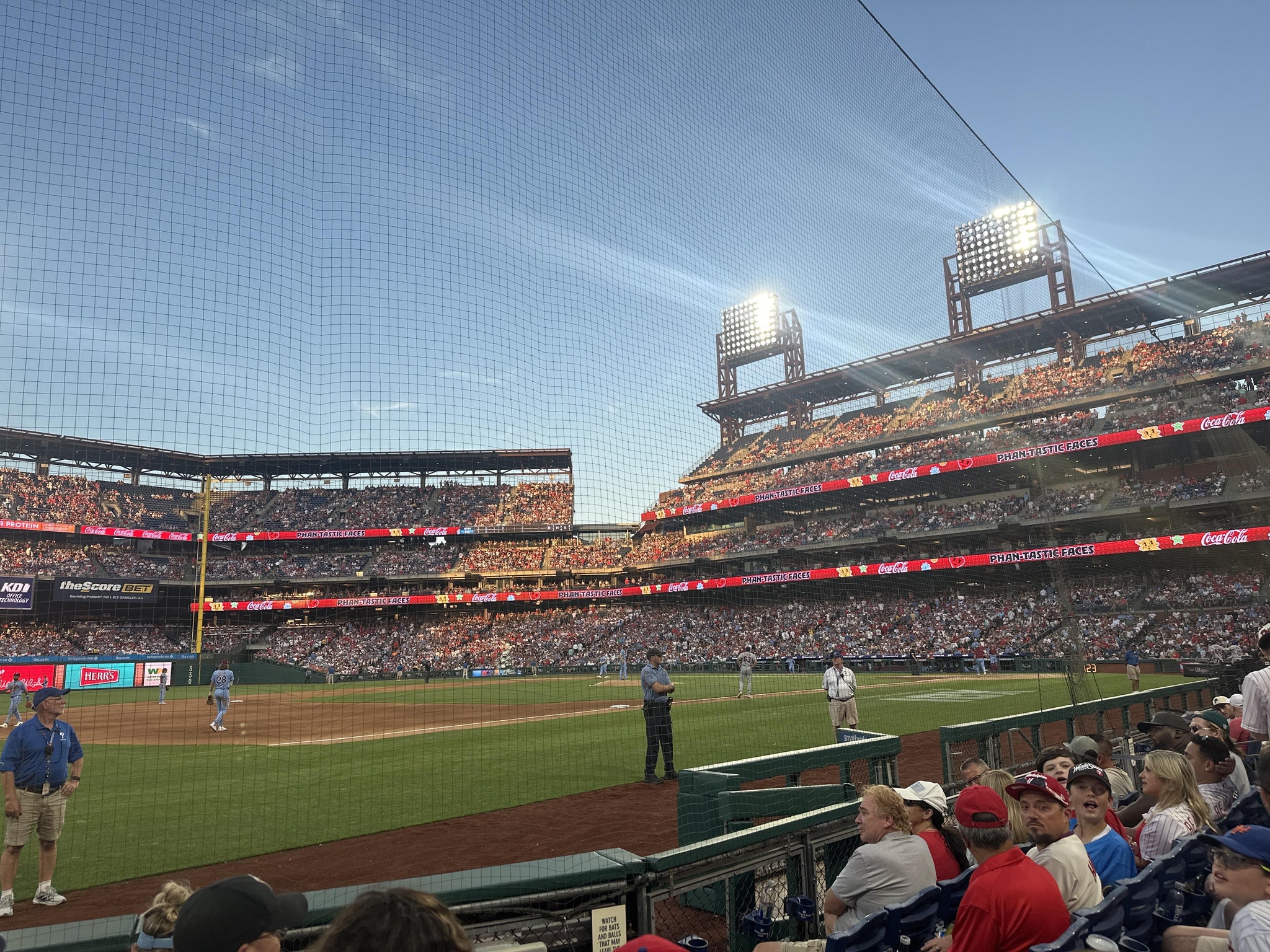 Vue réelle des fans prise de la Section 134 au site Citizens Bank Park par Ahmad A