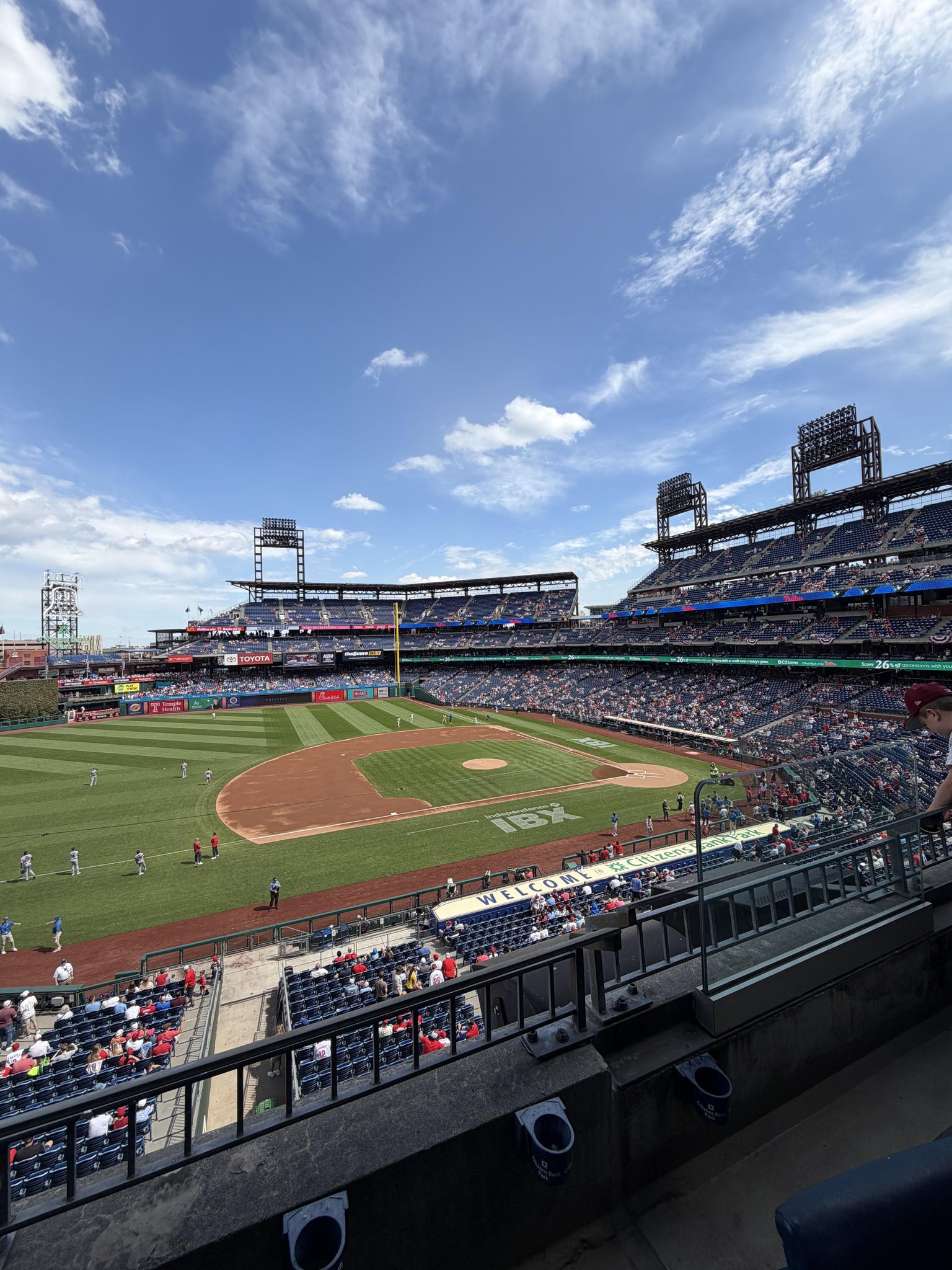 Vue réelle des fans prise de la Section 230 au site Citizens Bank Park par Melissa D