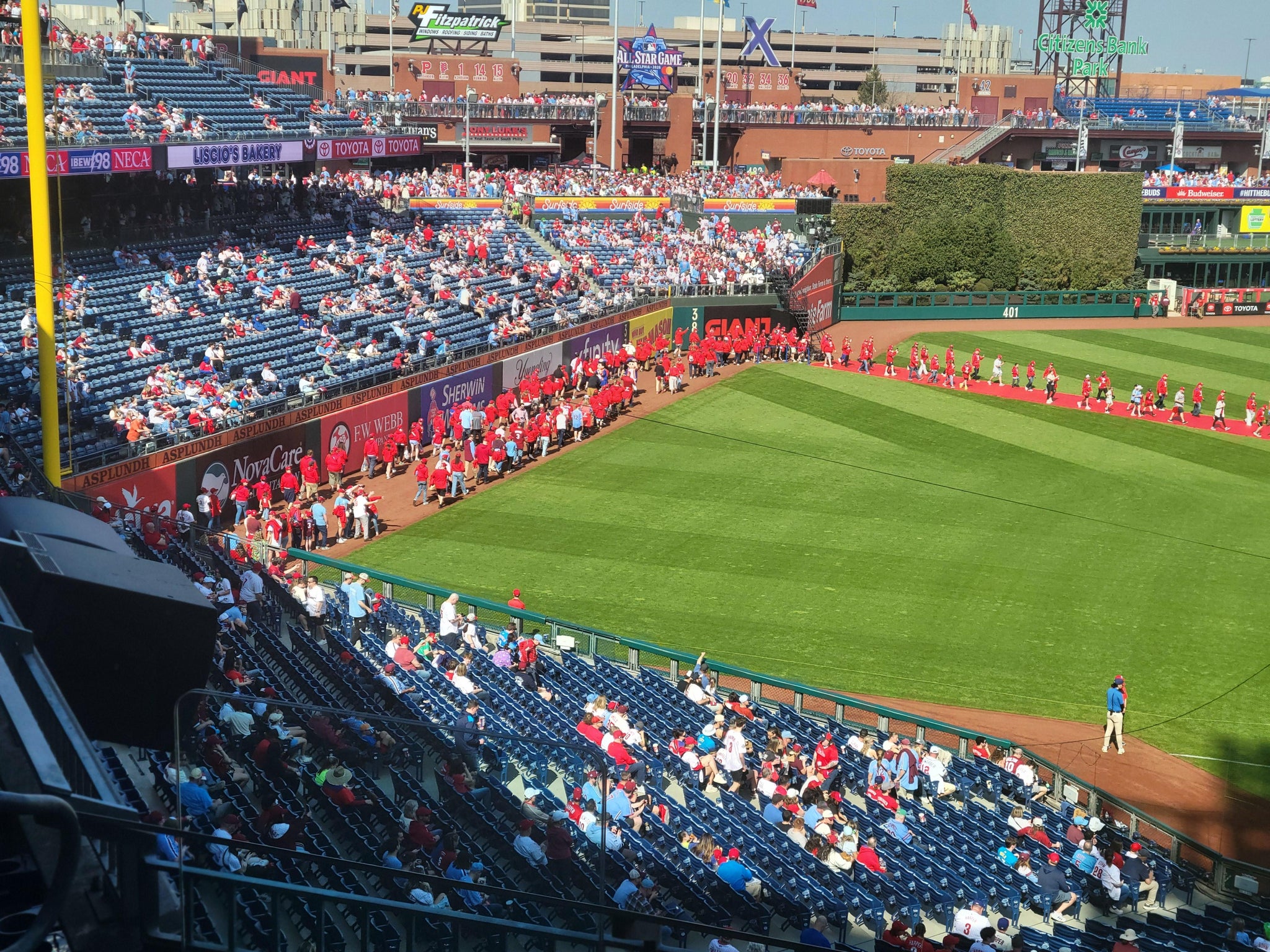 Vue réelle des fans prise de la Section 232 au site Citizens Bank Park par Walter G