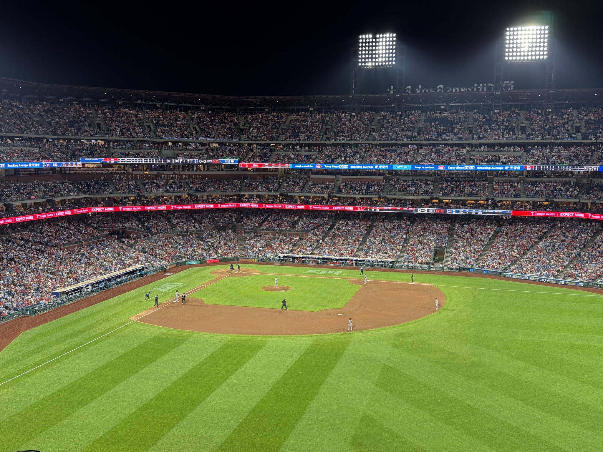Vue réelle des fans prise de la Section 301 au site Citizens Bank Park par Michelle B