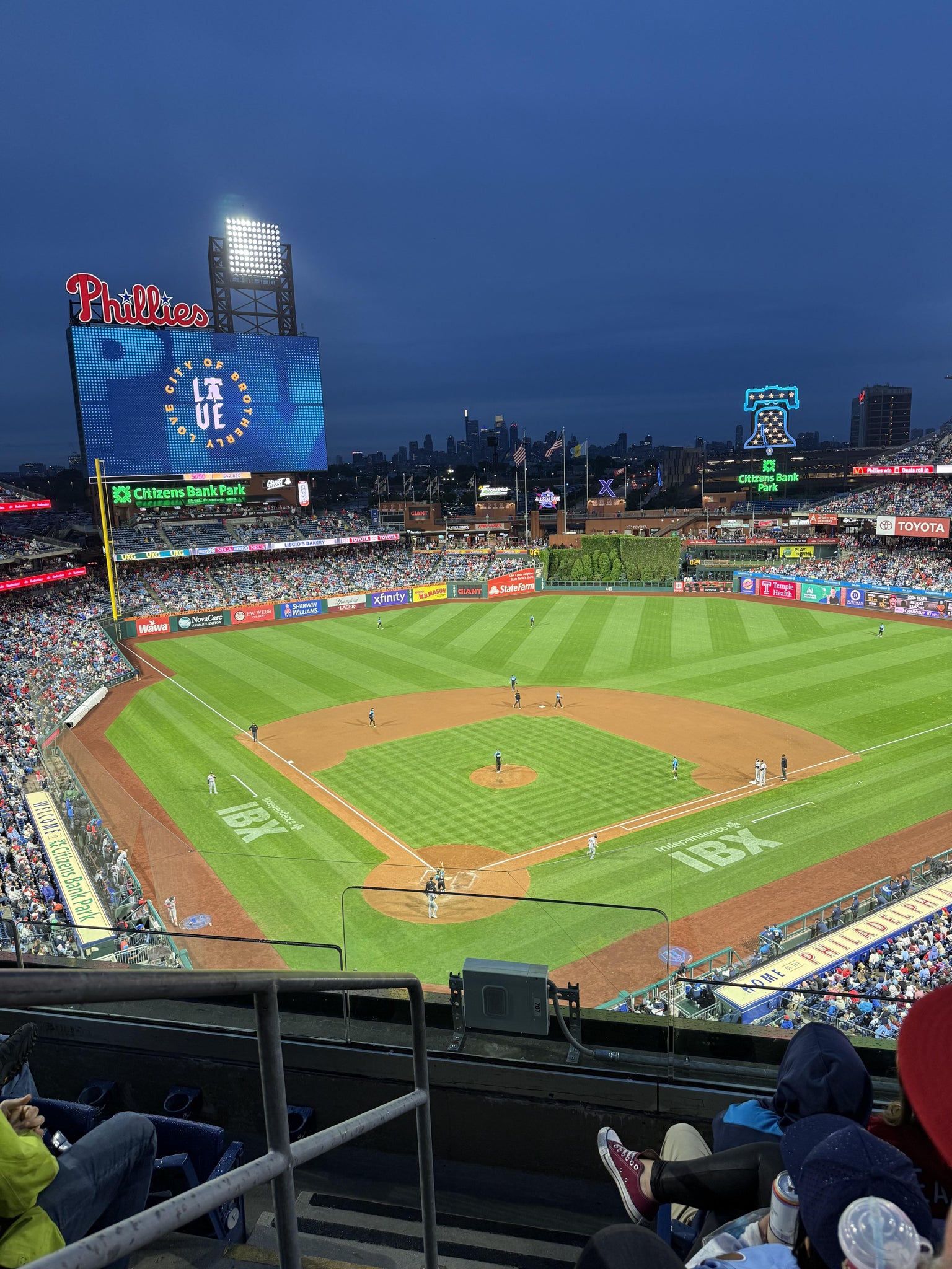Vue réelle des fans prise de la Section 319 au site Citizens Bank Park par Laura G