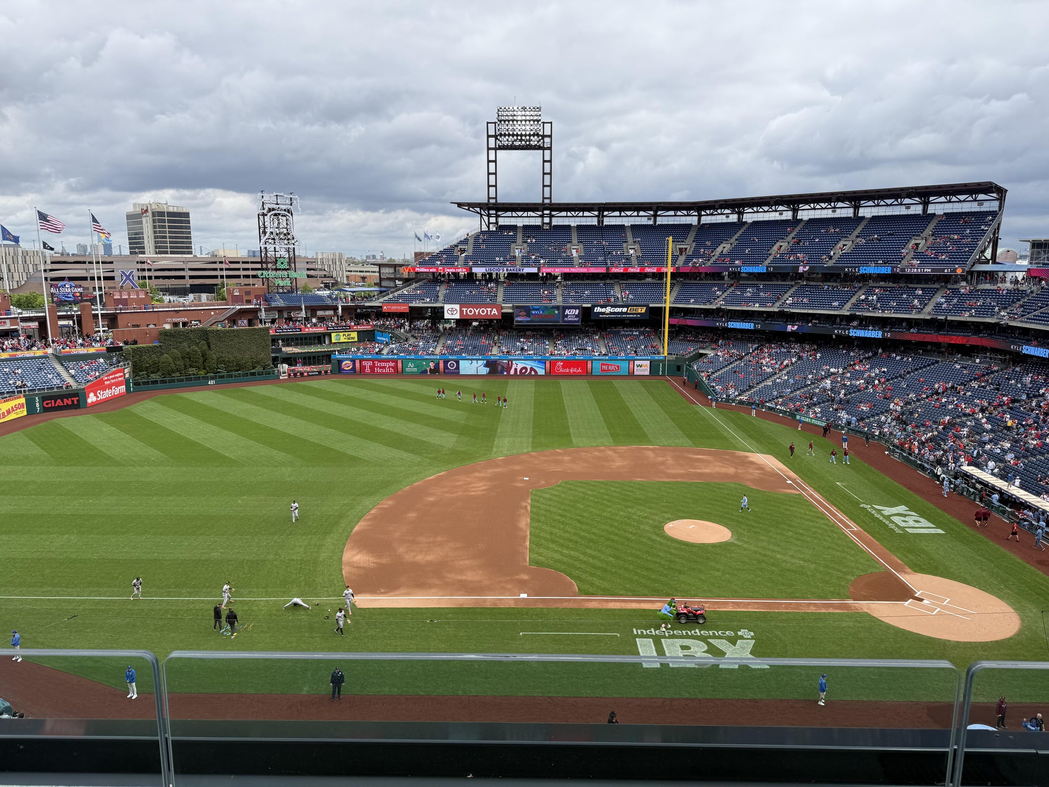 Vue réelle des fans prise de la Section 326 au site Citizens Bank Park par Glenn D
