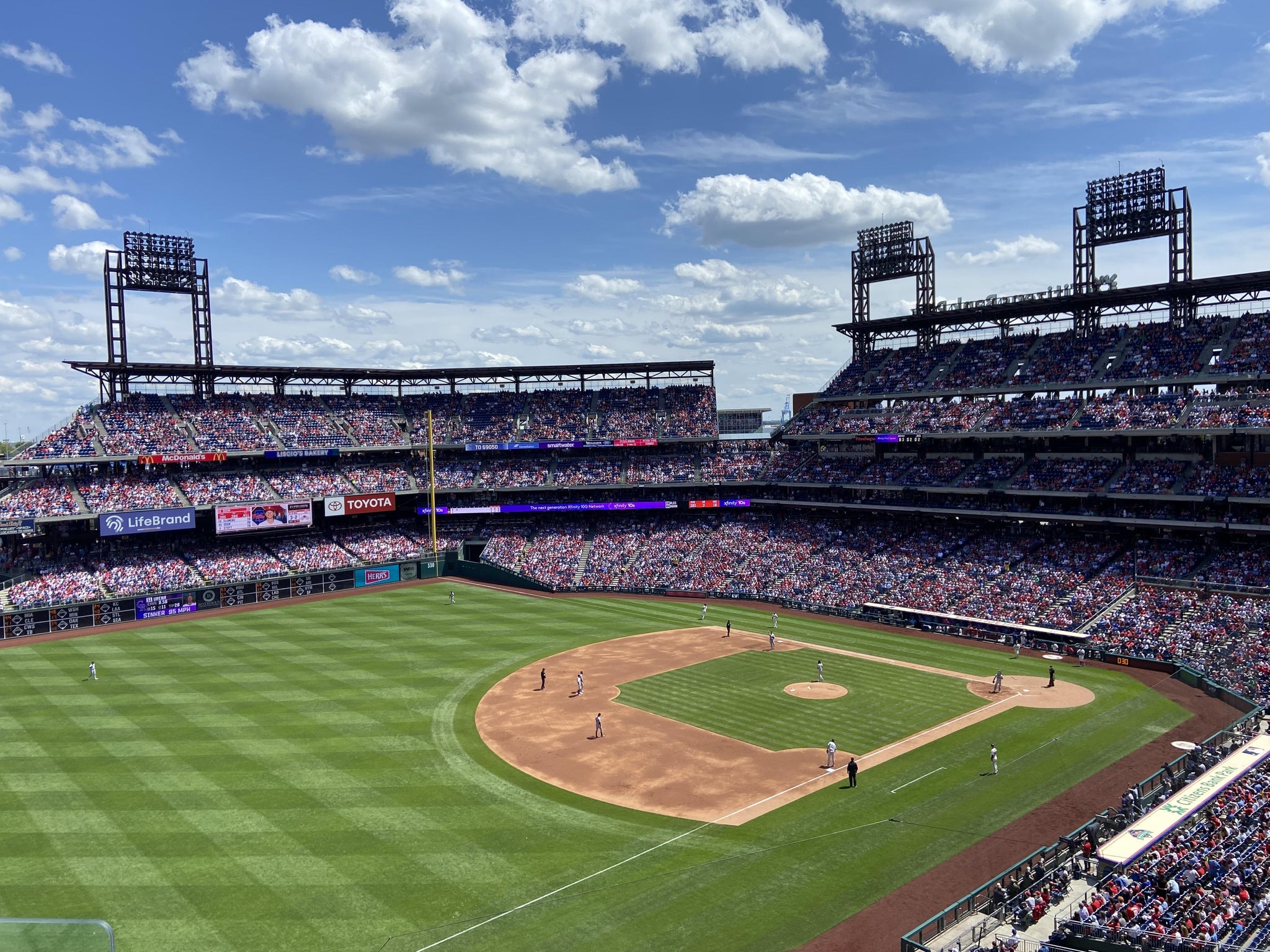 Vue réelle des fans prise de la Section 330 au site Citizens Bank Park par Eric H