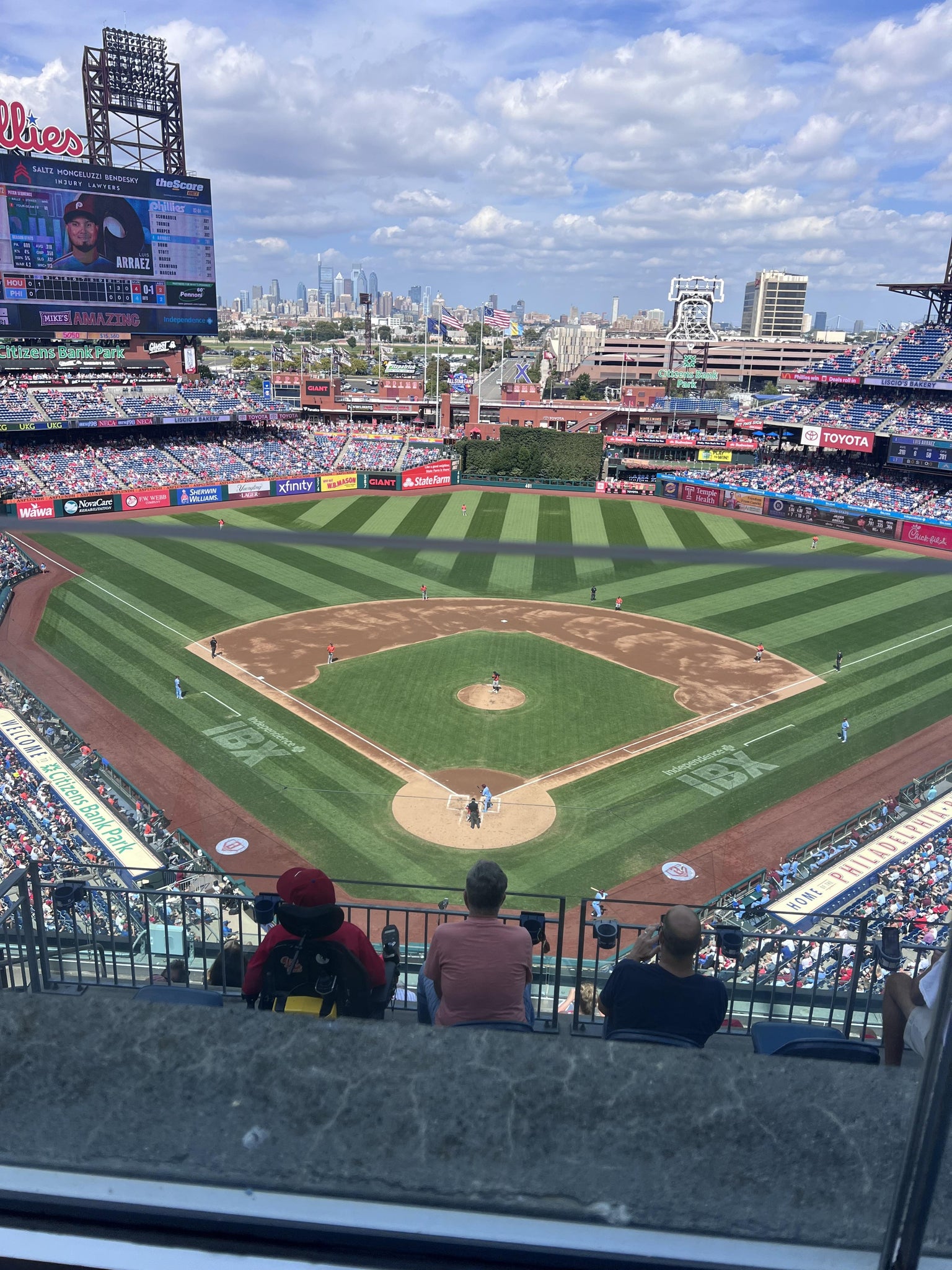 Vue réelle des fans prise de la Section 420 au site Citizens Bank Park par Melody D