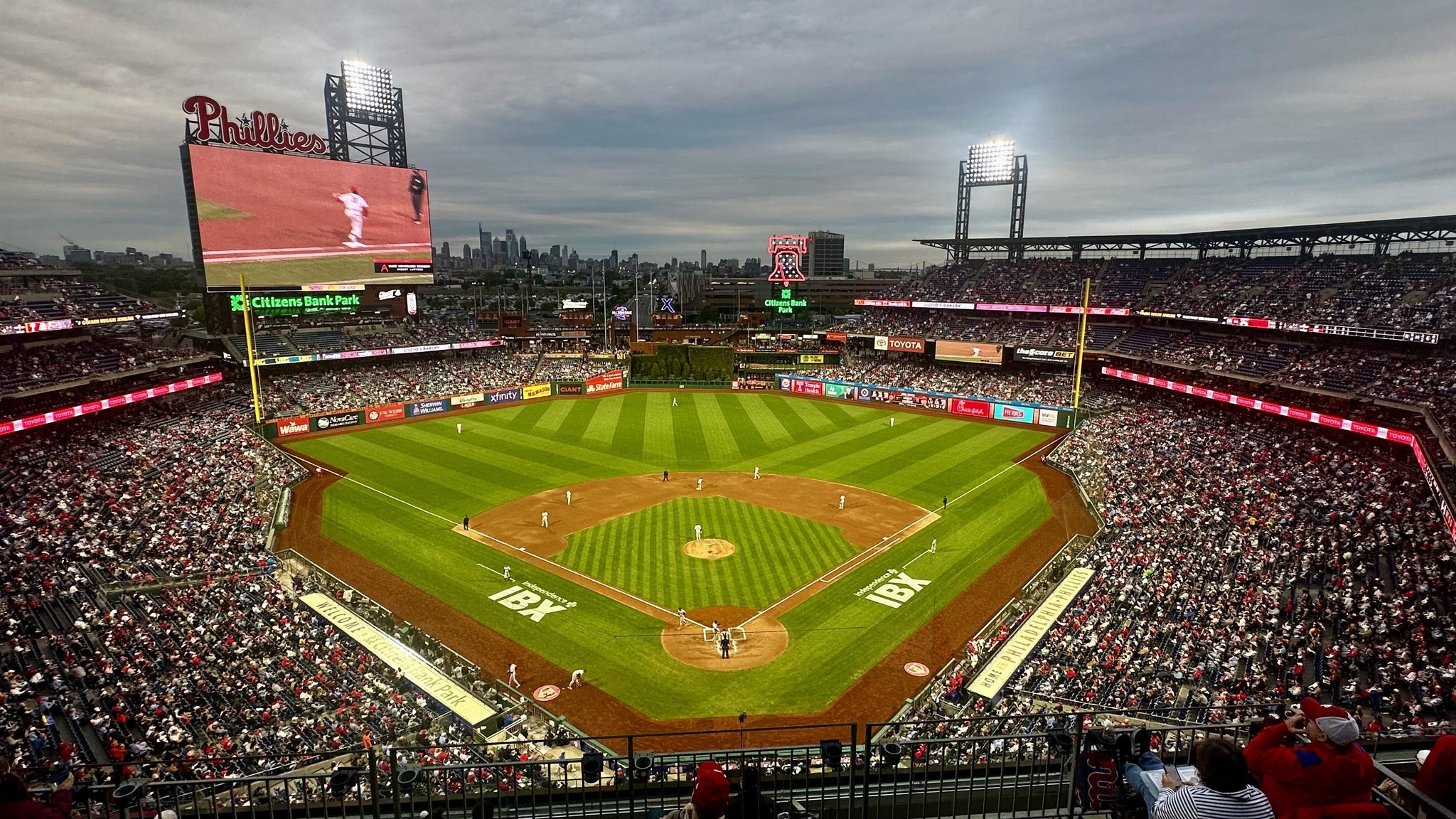 Vue réelle des fans prise de la Section 421 au site Citizens Bank Park par Jessica T