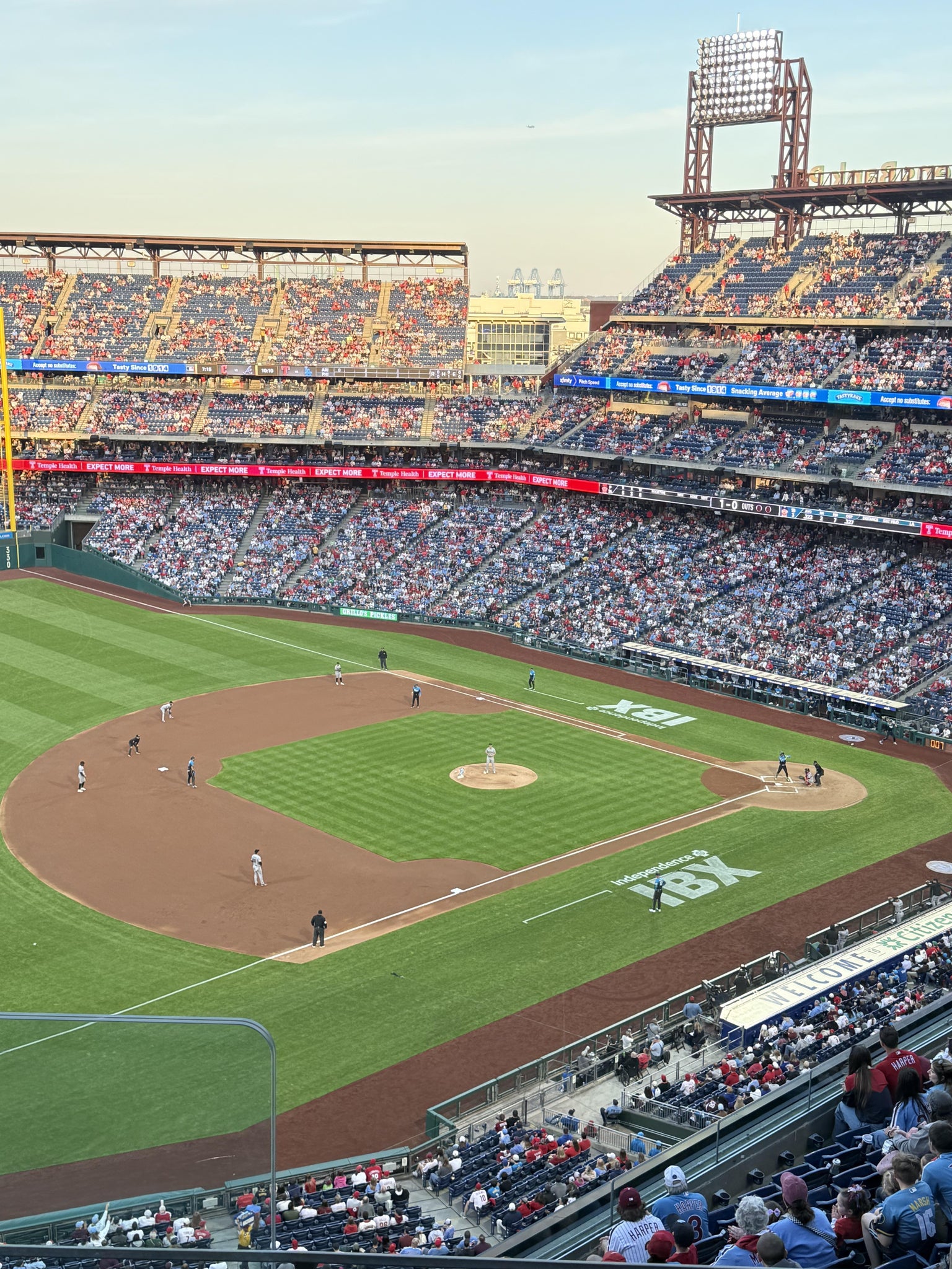 Vue réelle des fans prise de la Section 430 au site Citizens Bank Park par Erin K
