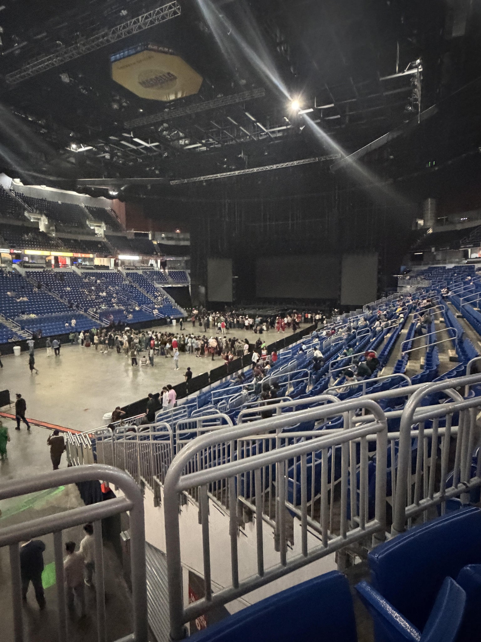 Vue réelle des fans prise de la Section 124 B au site Coliseo de Puerto Rico par Elayna J