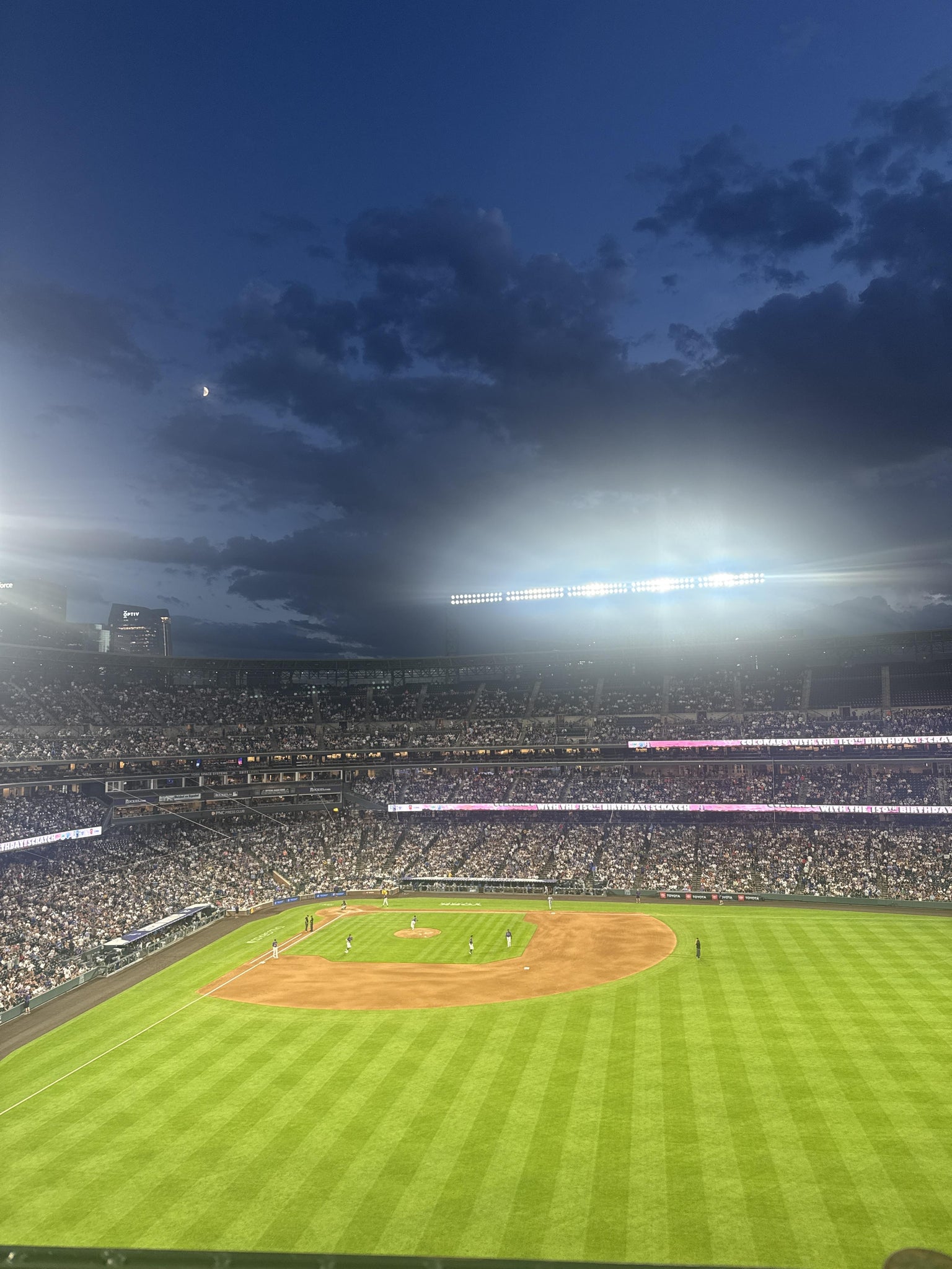 Vue réelle des fans prise de la Lower 305 au site Coors Field par Mayson V