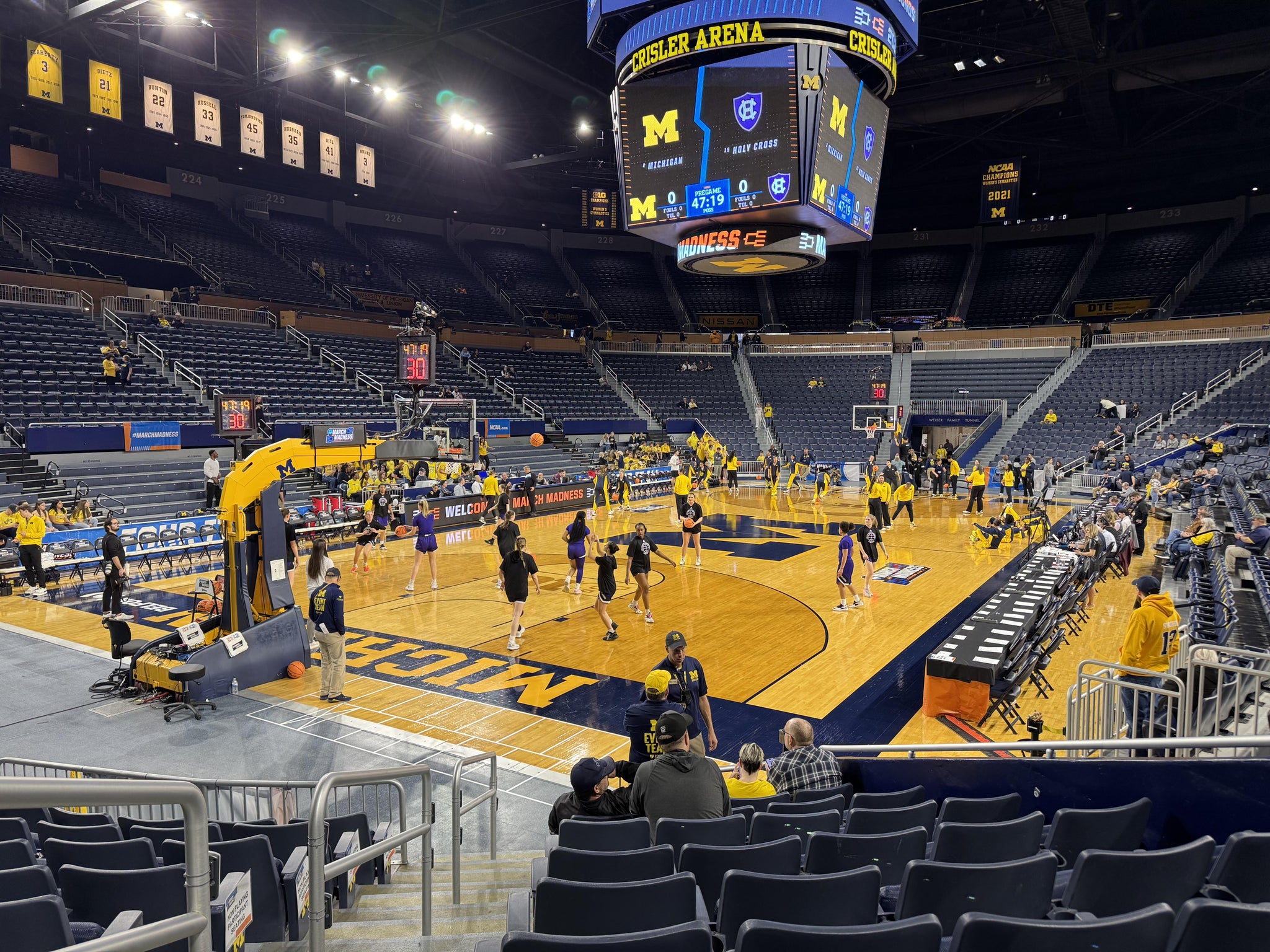 Vue réelle des fans prise de la Section 110 au site Crisler Center par Stacie M