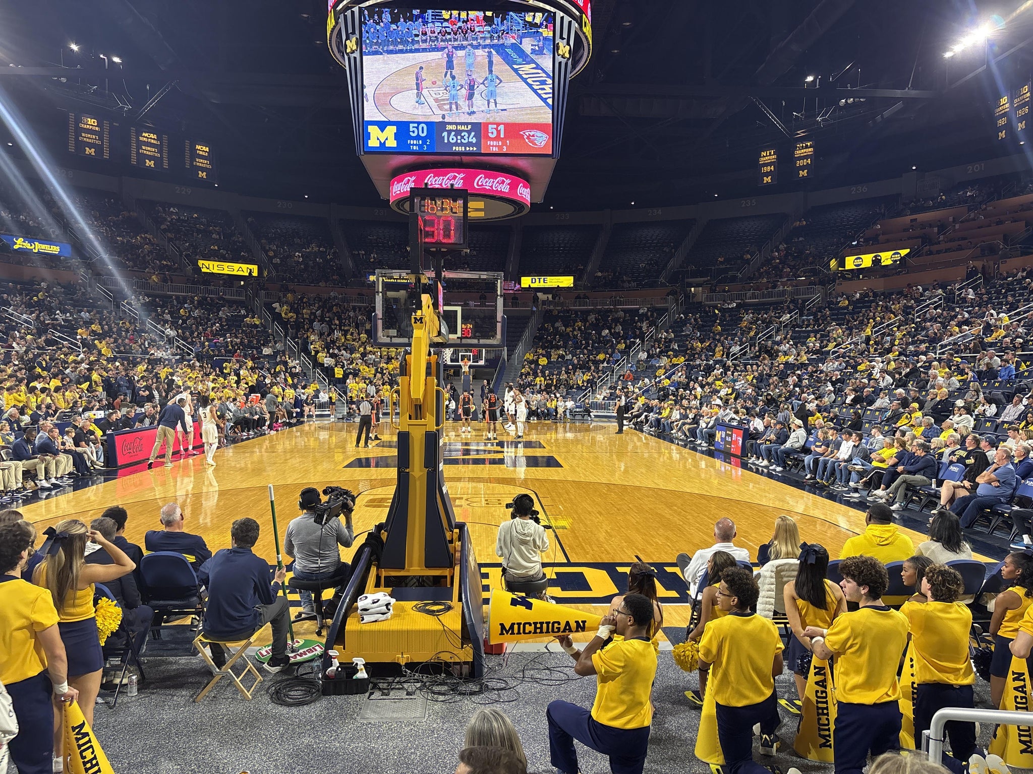Vue réelle des fans prise de la Section 114 au site Crisler Center par Anonymous User