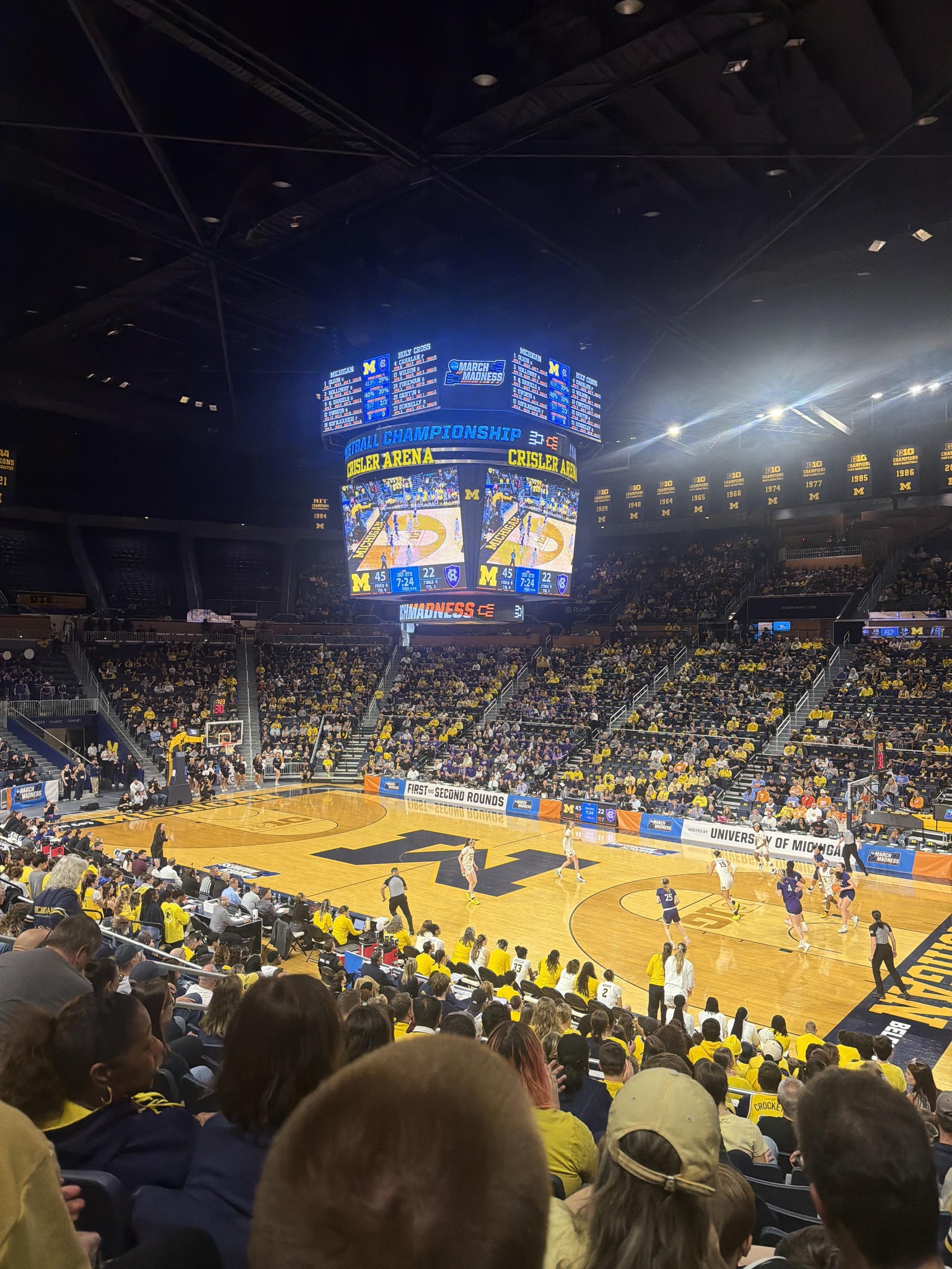 Vue réelle des fans prise de la Section 120 au site Crisler Center par Jacquelyn W