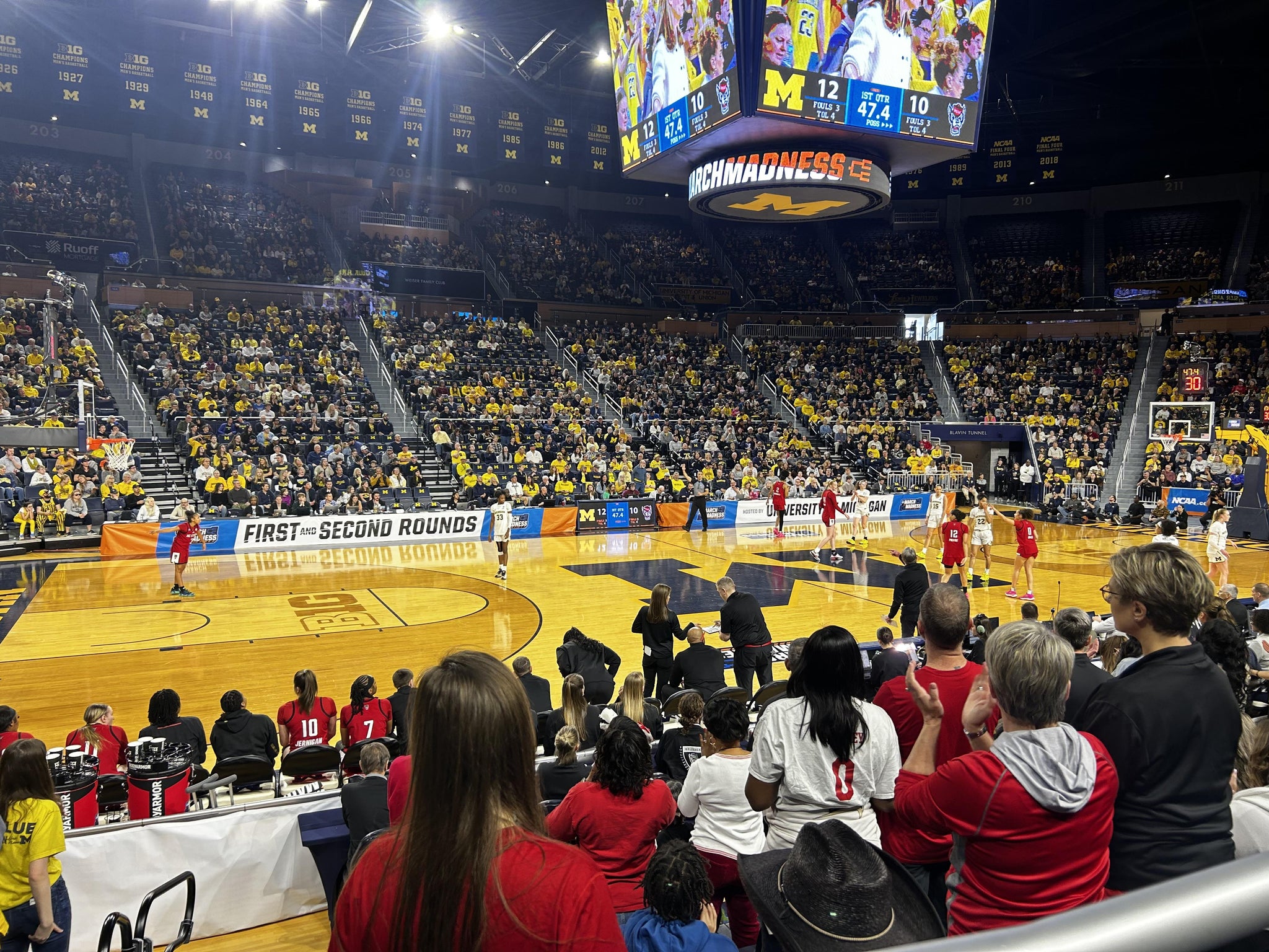 Vue réelle des fans prise de la Section 124 au site Crisler Center par Timmy K