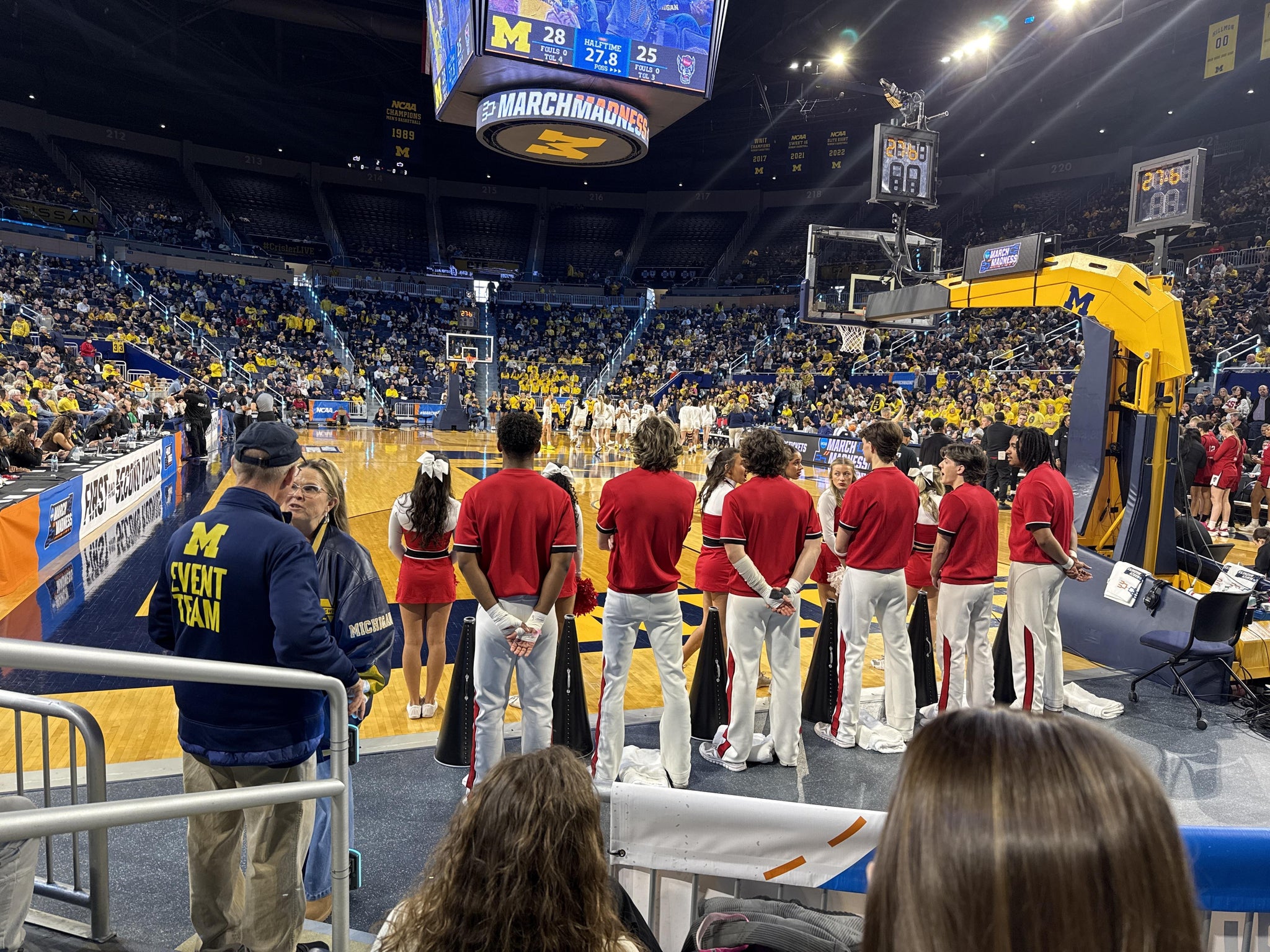 Vue réelle des fans prise de la Section 134 au site Crisler Center par Elizabeth S