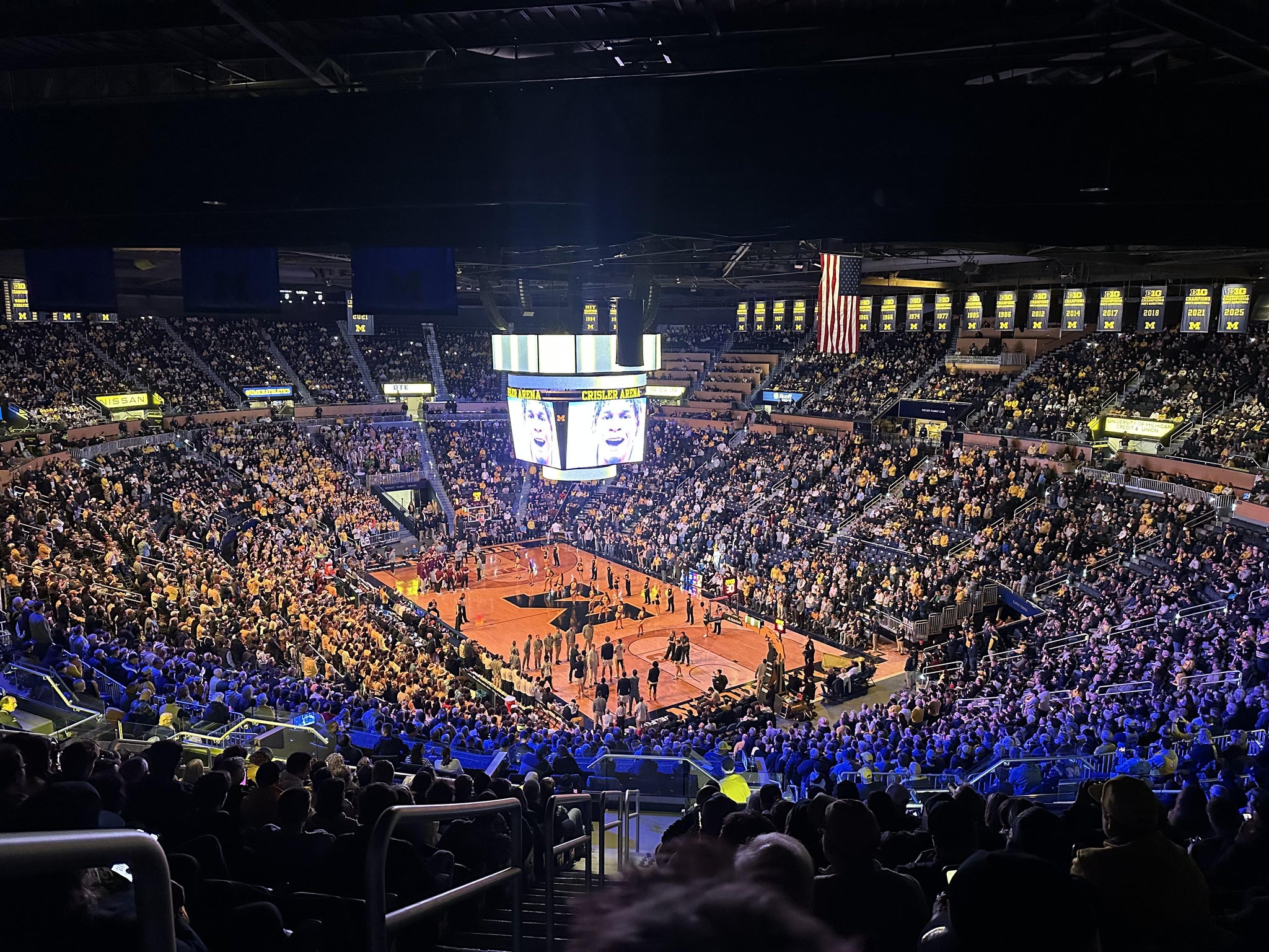 Vue réelle des fans prise de la Section 217 au site Crisler Center par Alton  M
