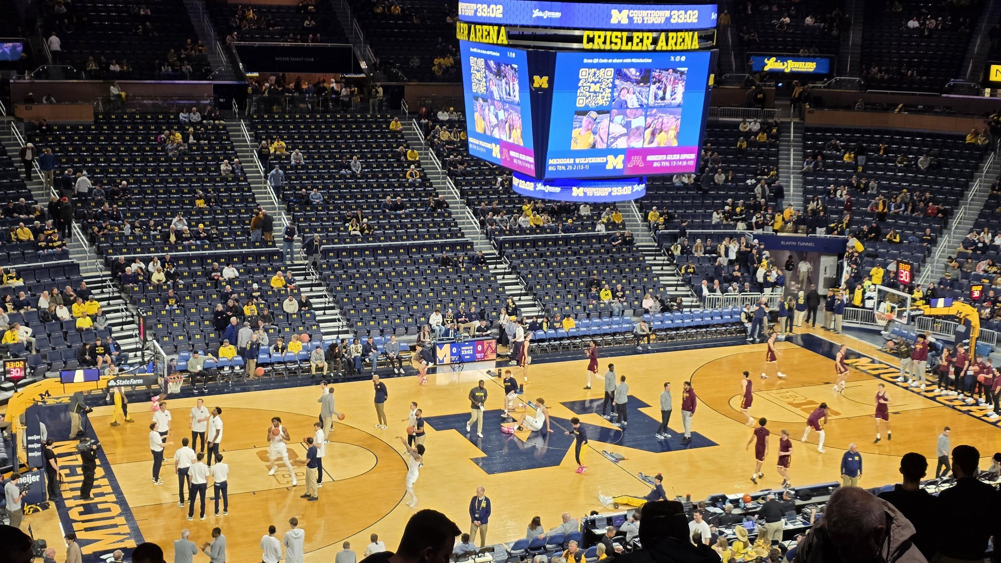 Vue réelle des fans prise de la Section 225 au site Crisler Center par Matthew j S
