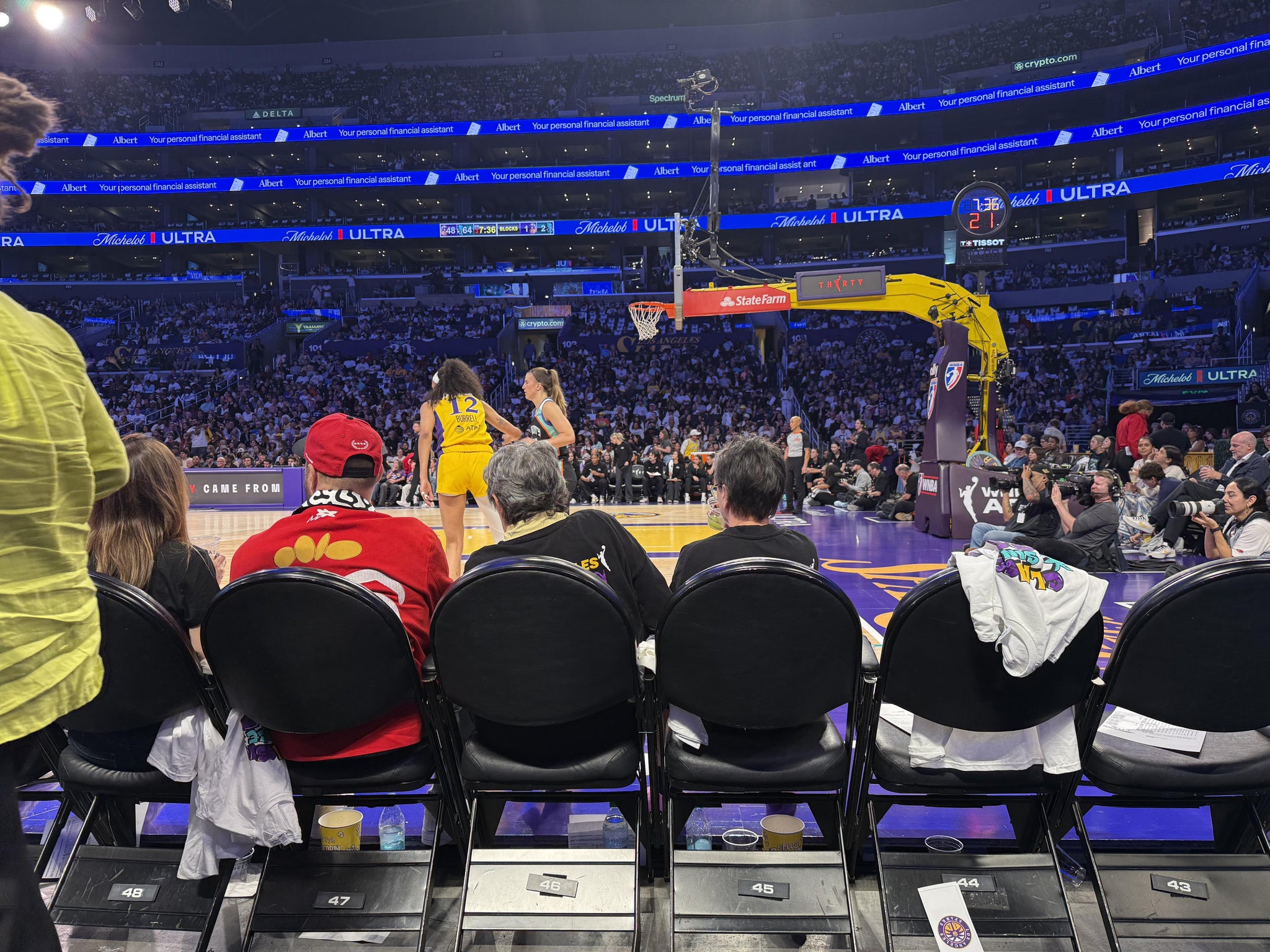 Vue réelle des fans prise de la Section 110 au site Crypto.com Arena par Tiffany M